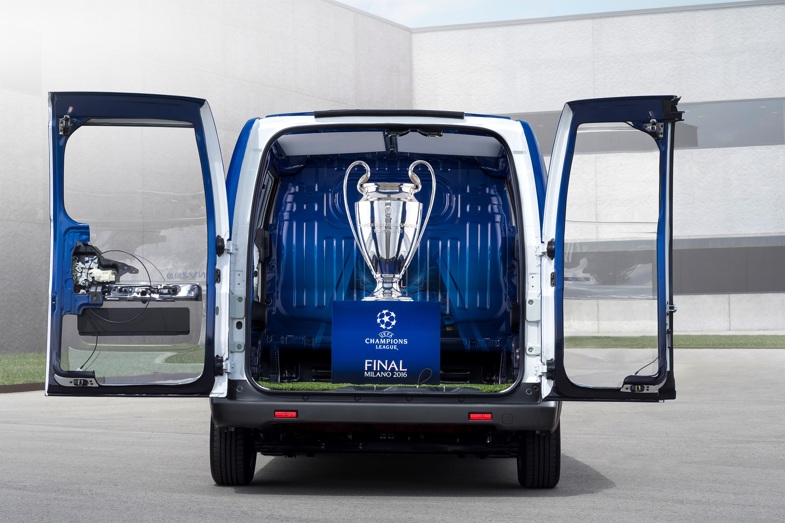 Nissan_Milan_UEFA_02.jpg