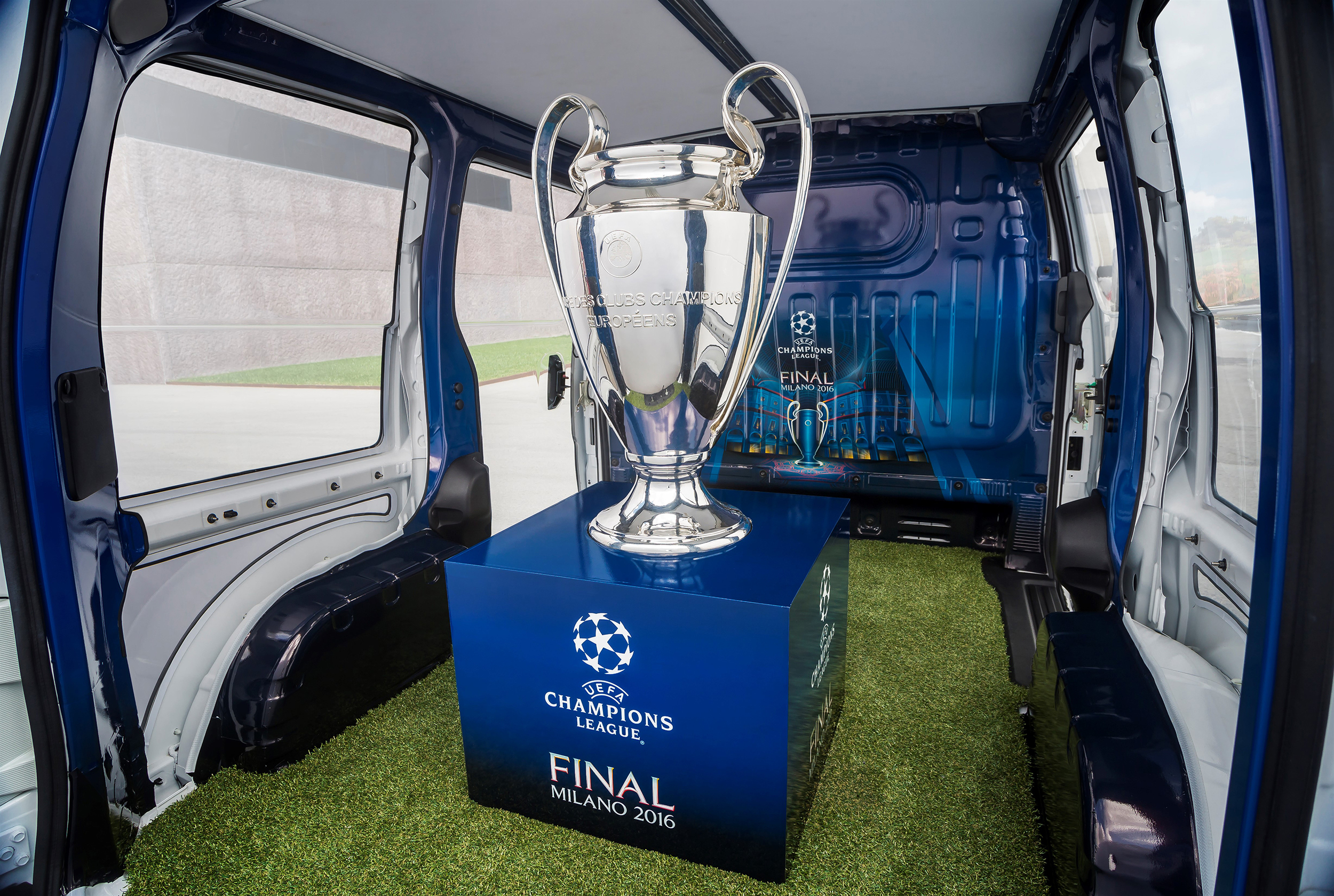 Nissan_Milan_UEFA_01.jpg