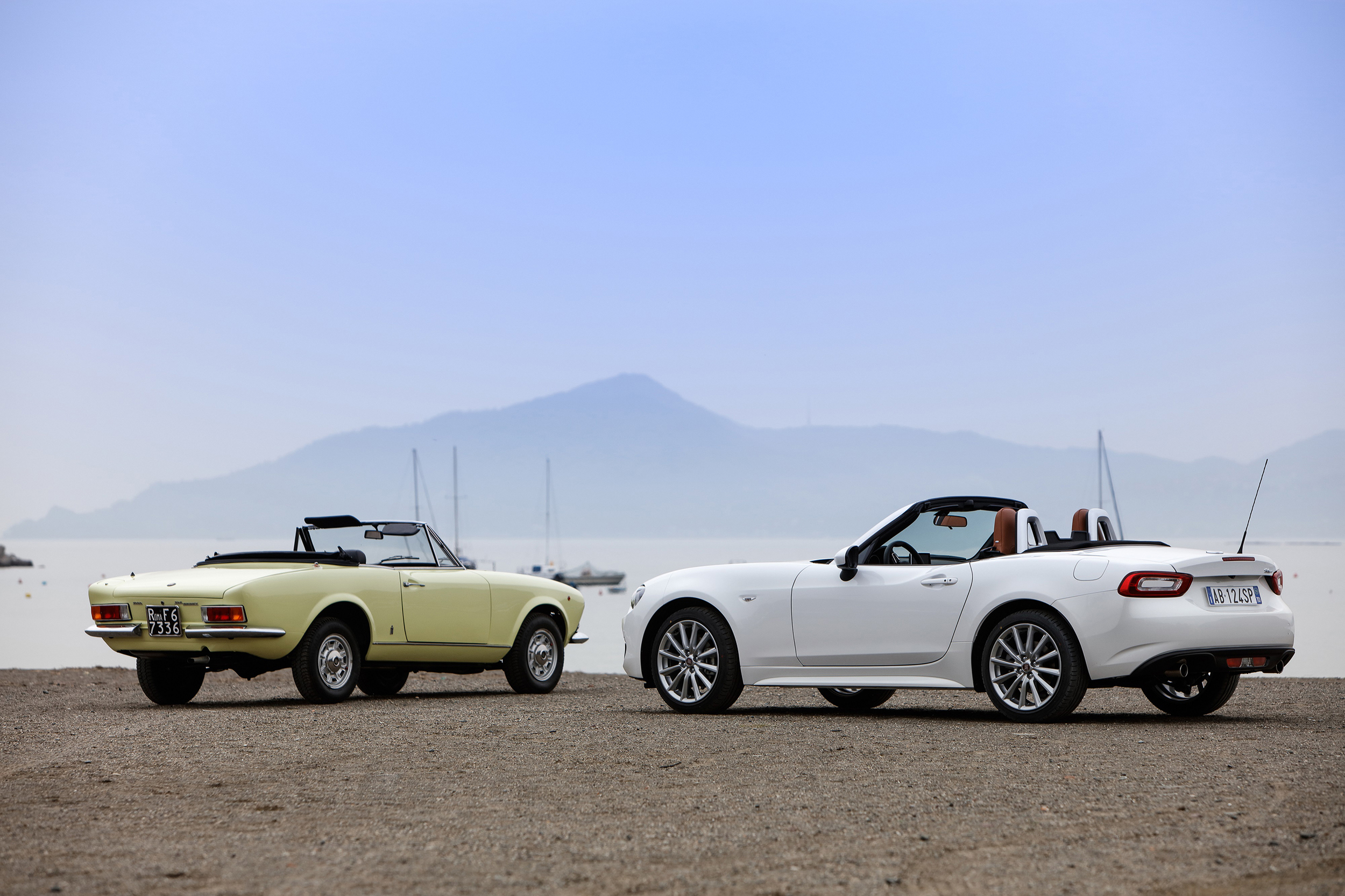 Classic Fiat 124 Spider and New Fiat 124 Spider_16.jpg