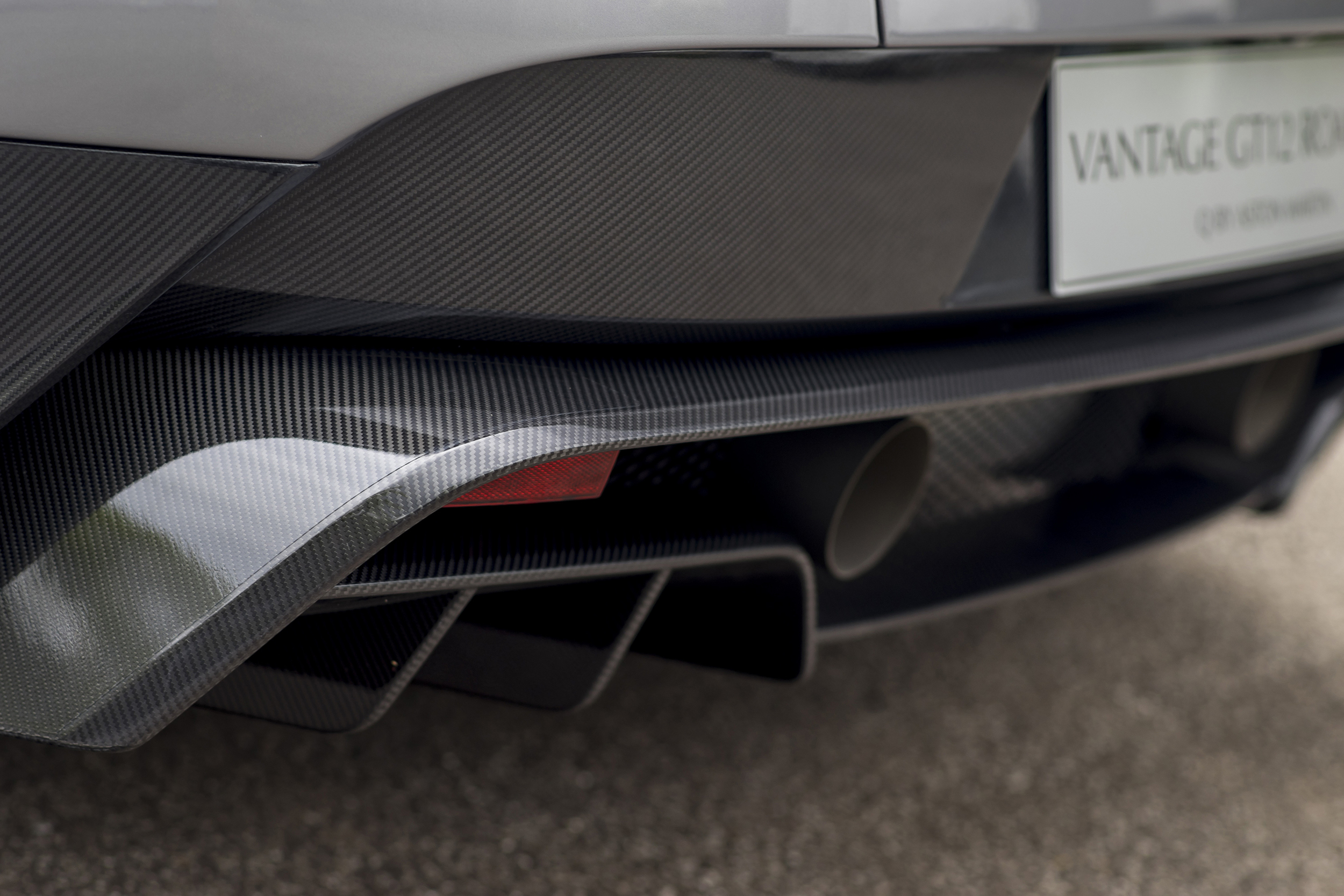 Vantage GT12 Roadster_09.jpg