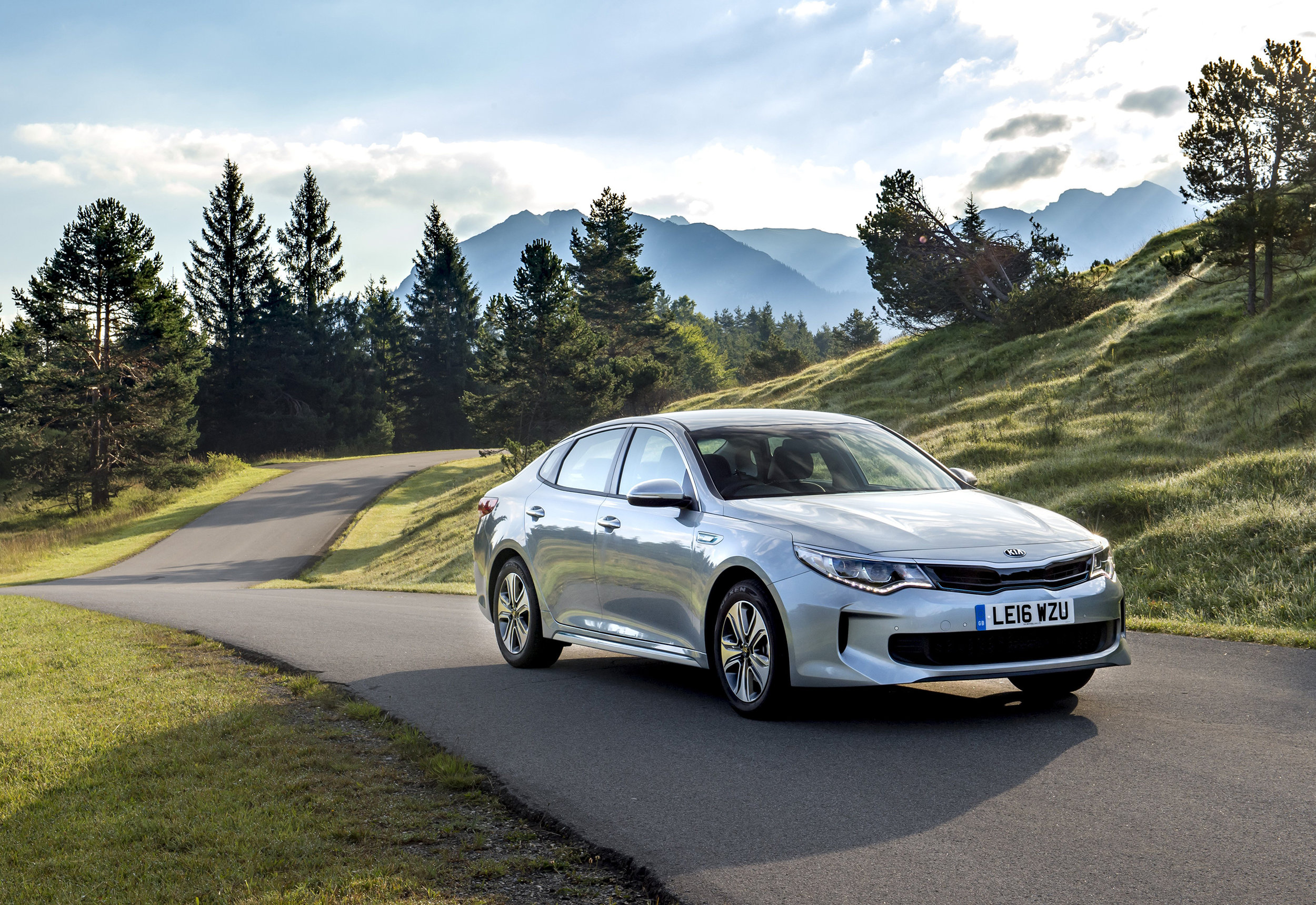 Optima Hybrid saloon - 003.JPG