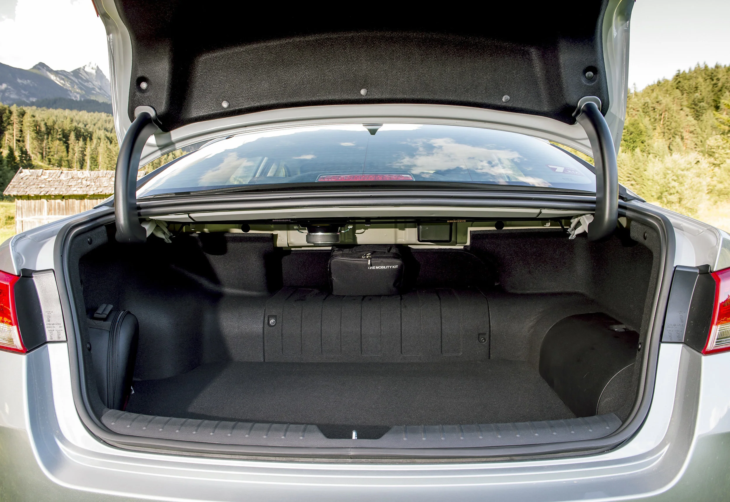 Optima Hybrid saloon - 091.JPG