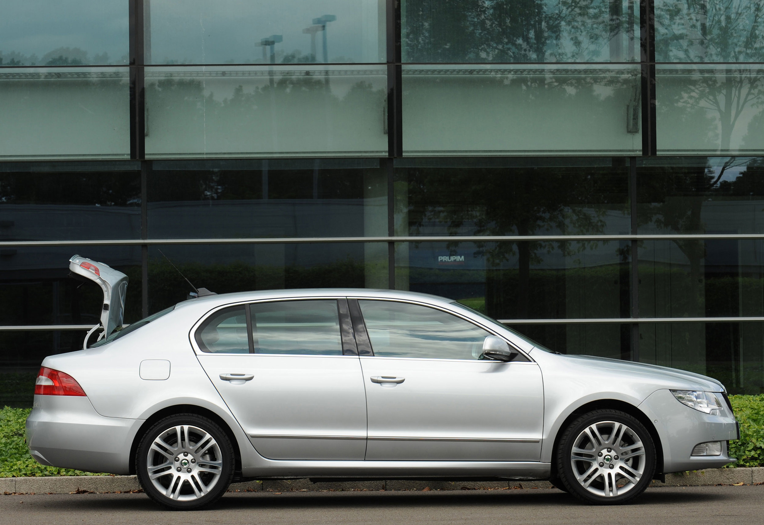 Skoda Superb MkII 09.jpg