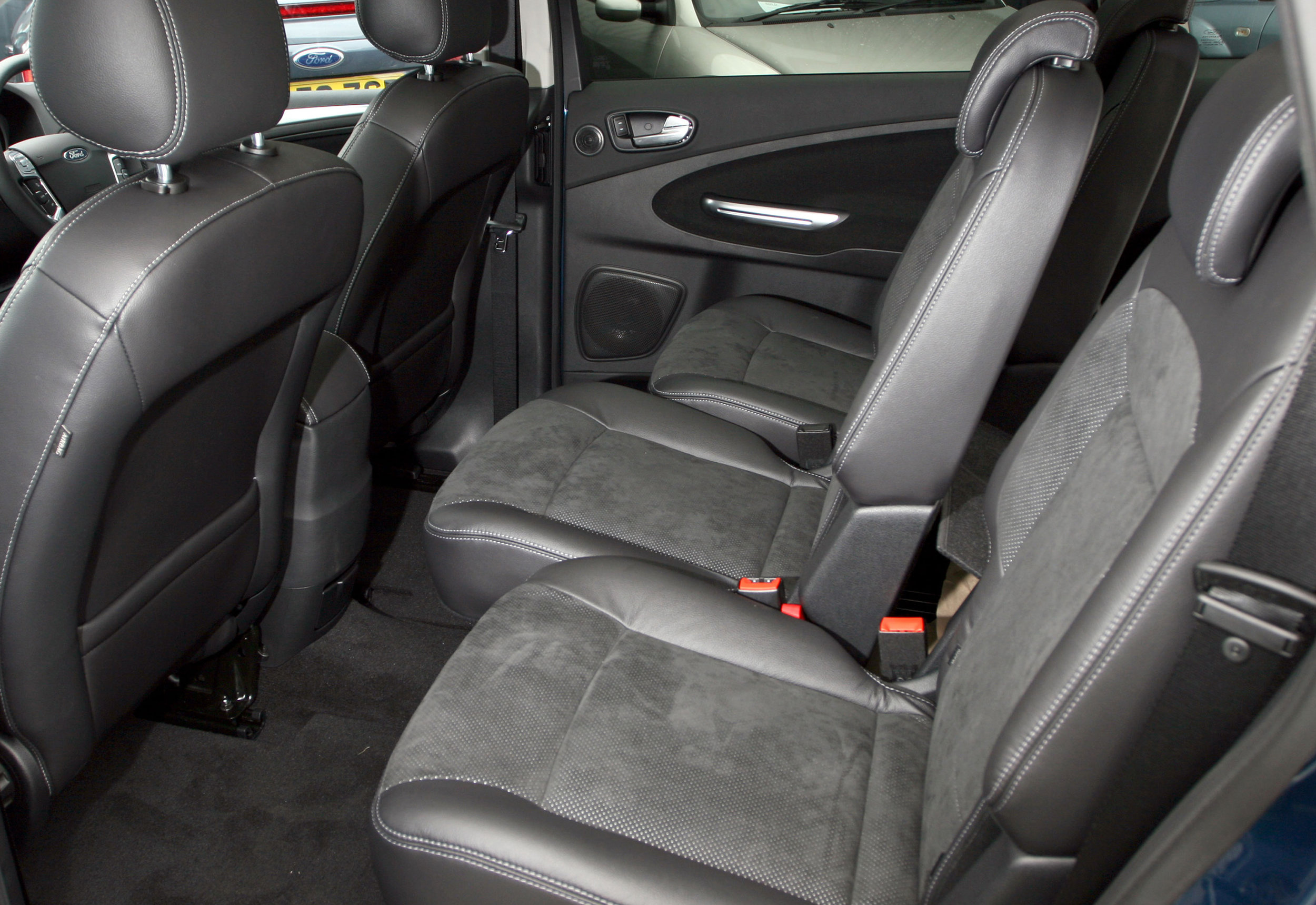 Ford S-Max -09.jpg