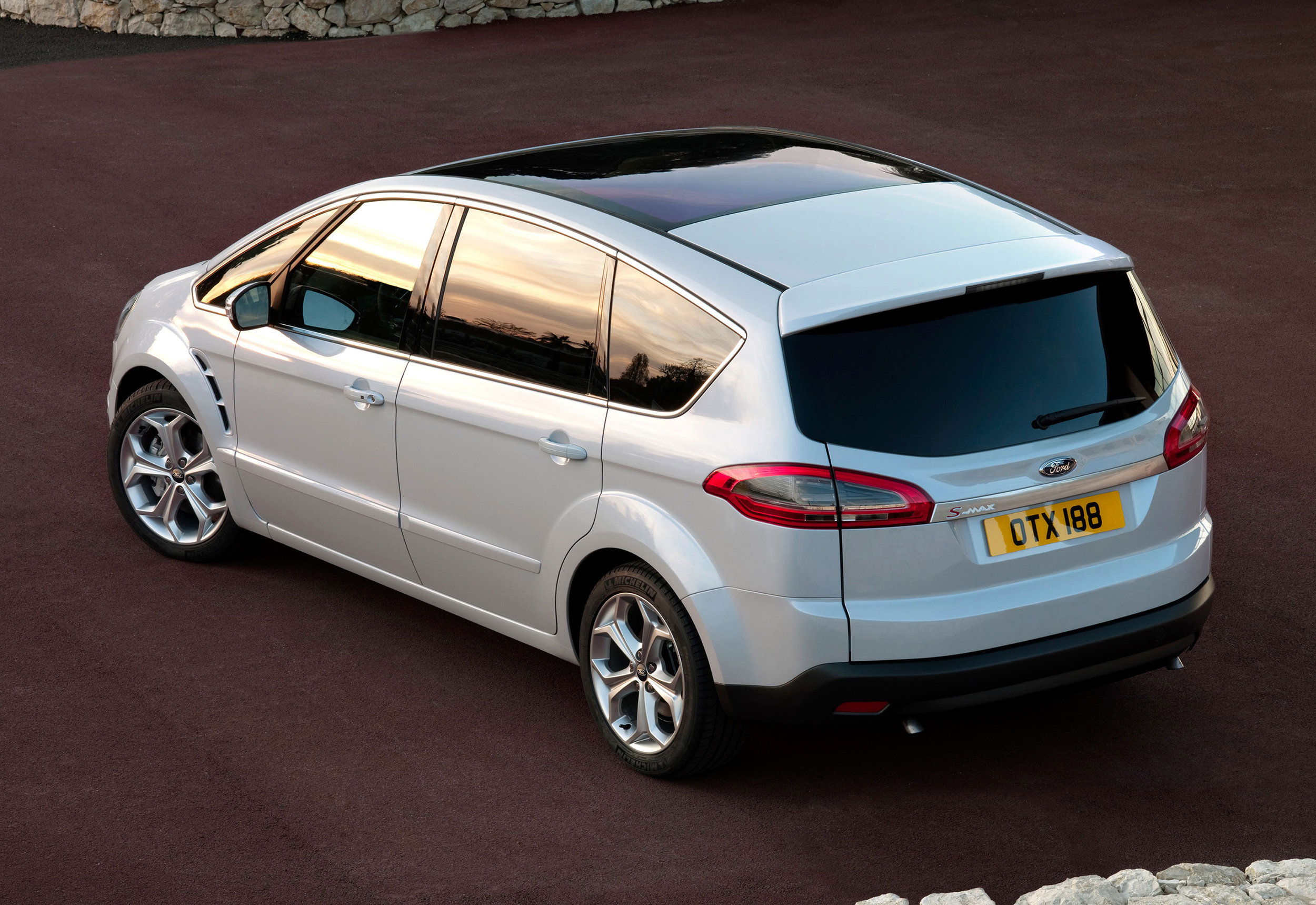 Ford S-Max -02.jpg