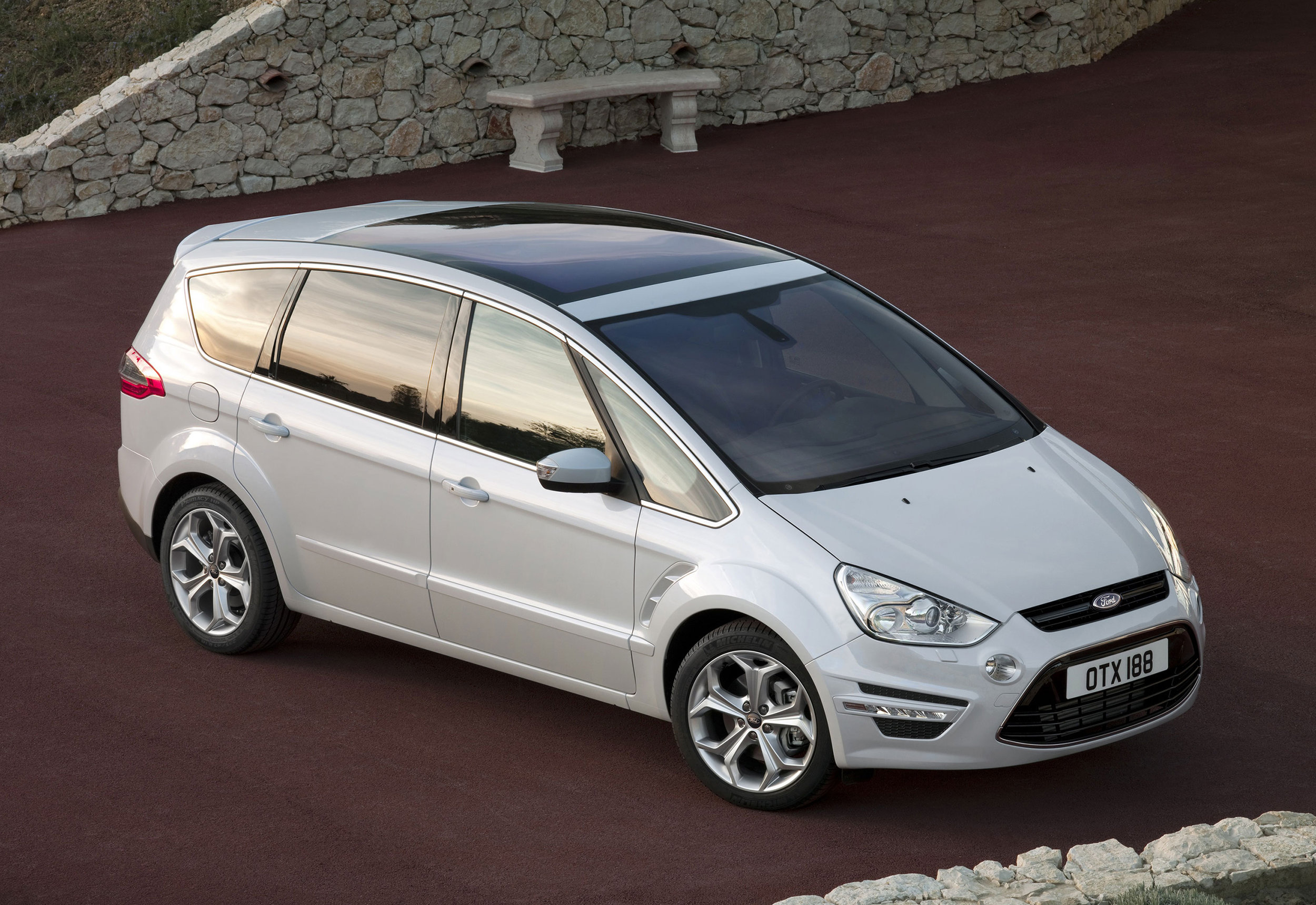 Ford S-Max -01.jpg