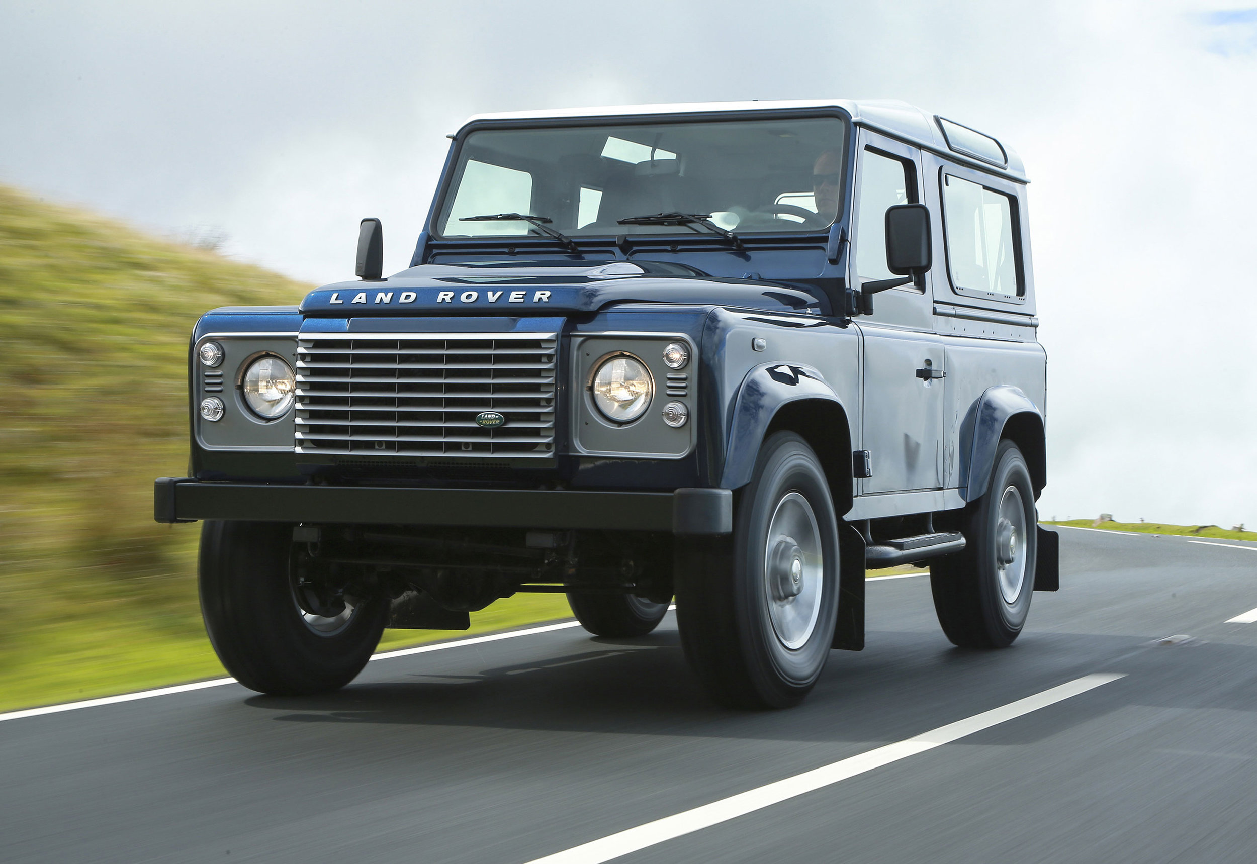 Land Rover Defender 16.jpg