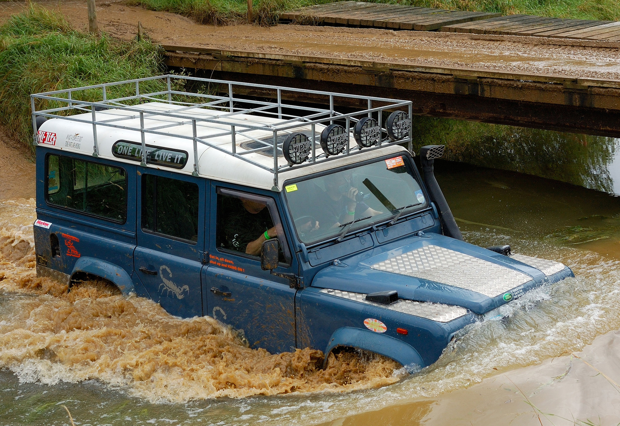 Land Rover Defender 07.jpg
