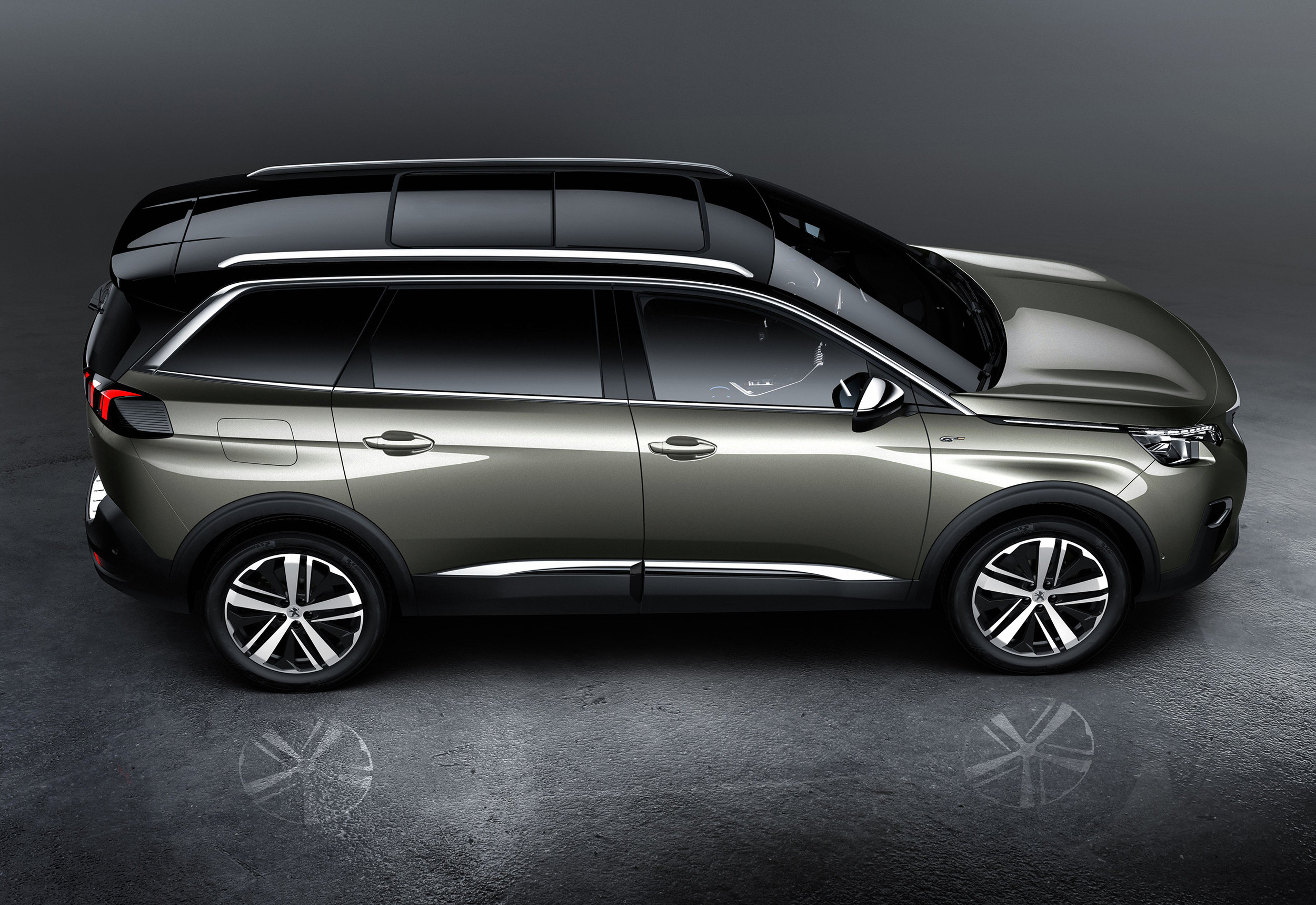 PEUGEOT_5008_SUV GT 0709STYP_005.jpg