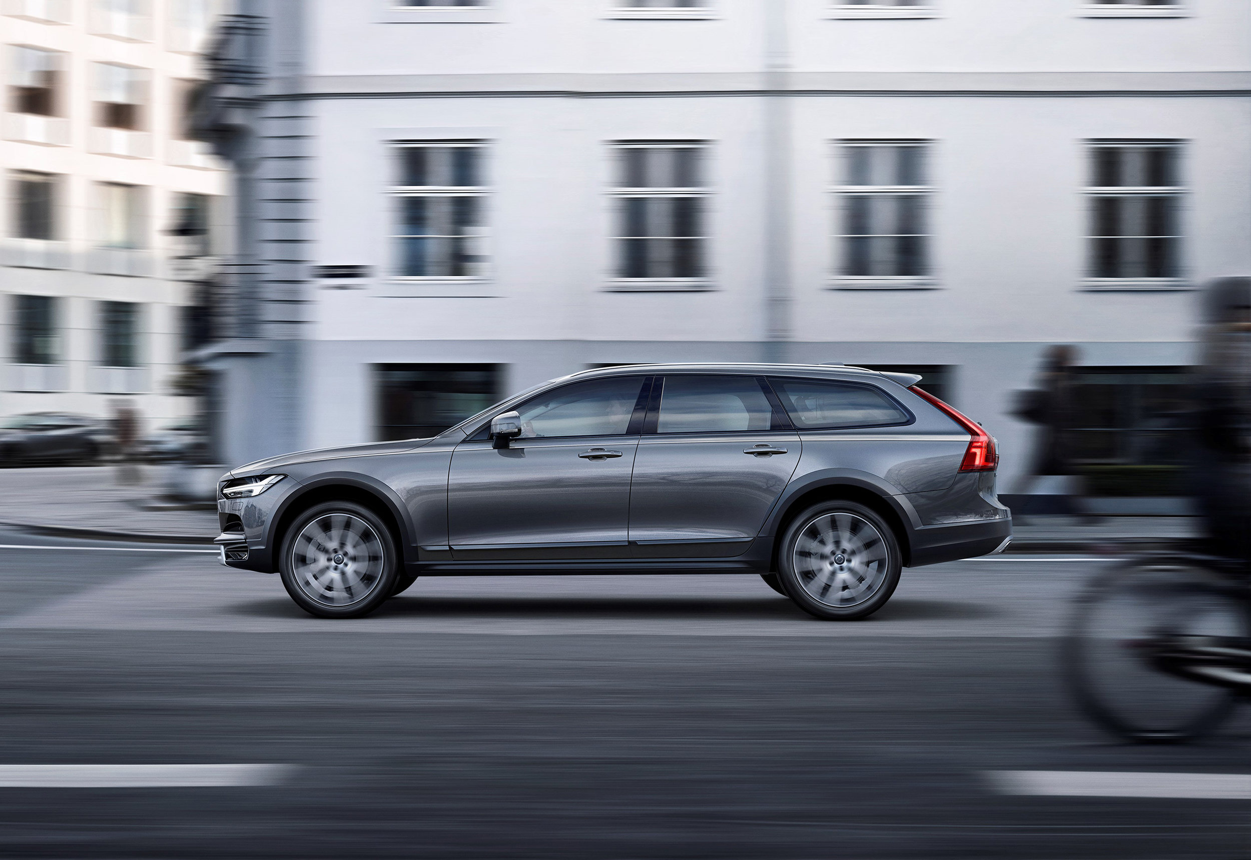 198797_New_Volvo_V90_Cross_Country_Driving.jpg