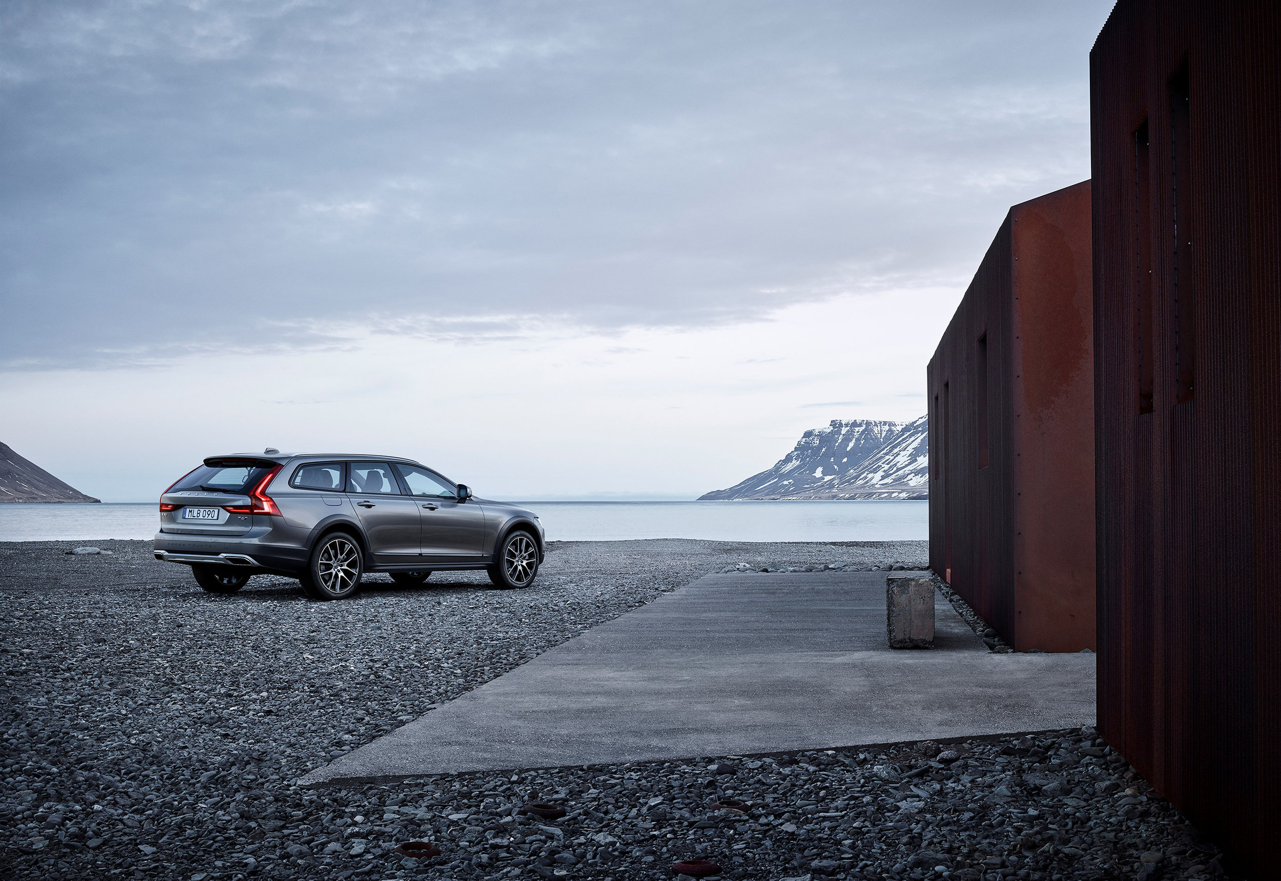198798_New_Volvo_V90_Cross_Country_location.jpg