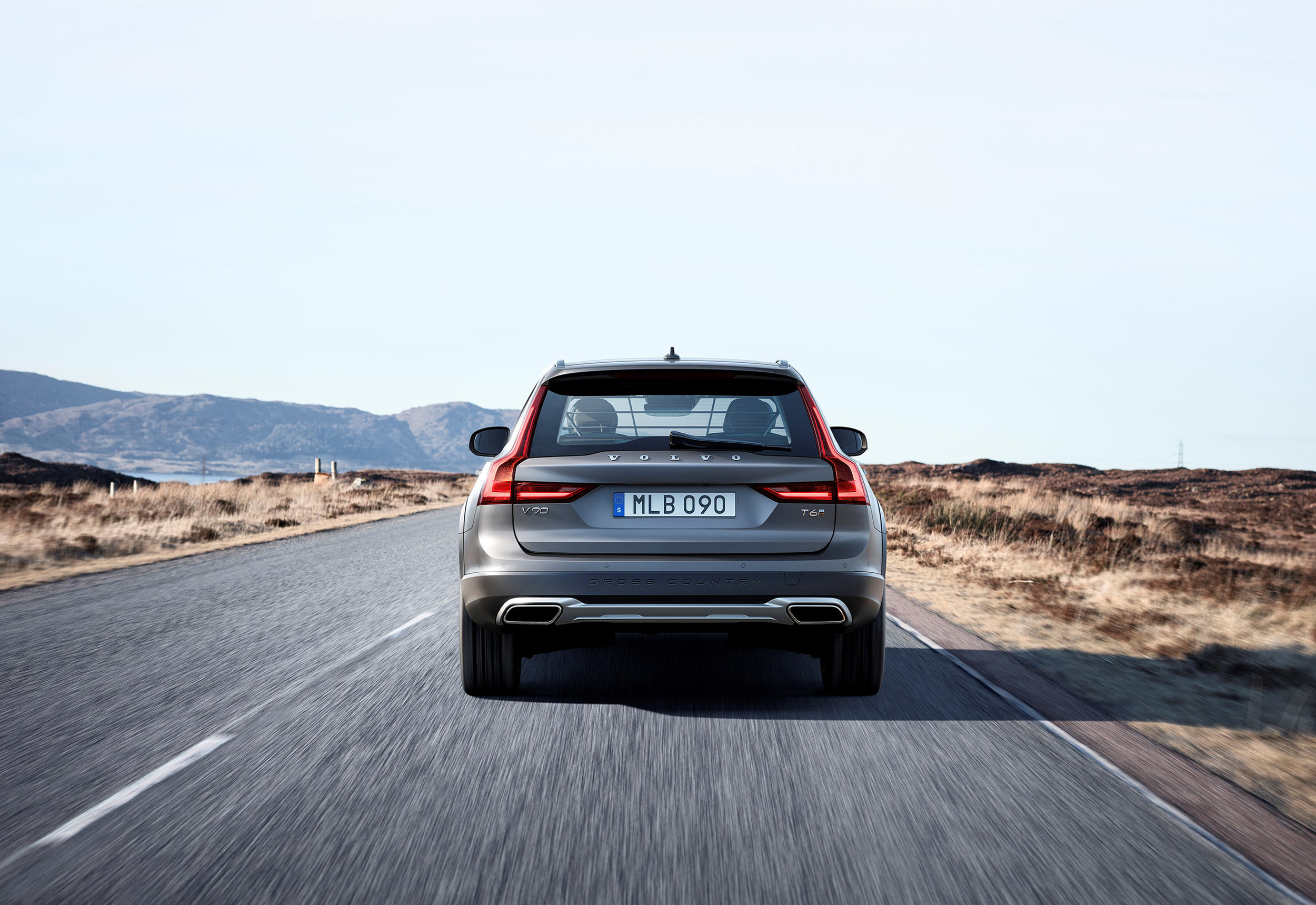 198812_New_Volvo_V90_Cross_Country_Driving_Matte.jpg