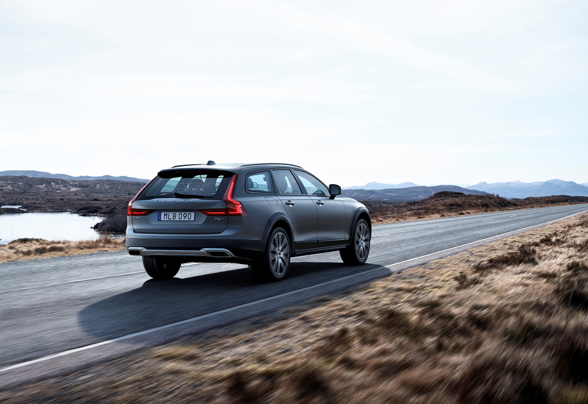 198816_New_Volvo_V90_Cross_Country_Driving_Matte.jpg