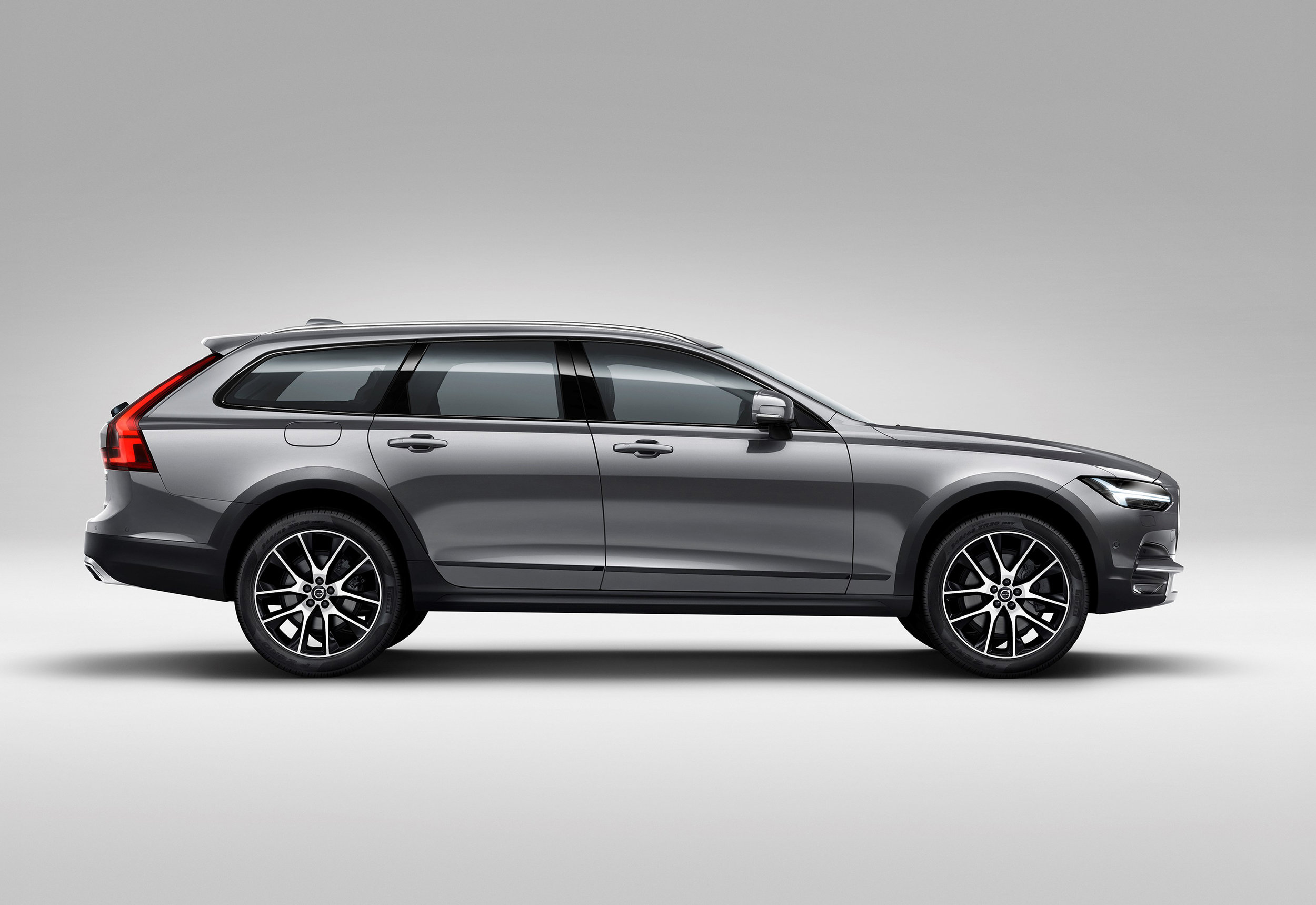 198821_New_Volvo_V90_Cross_Country_Studio.jpg