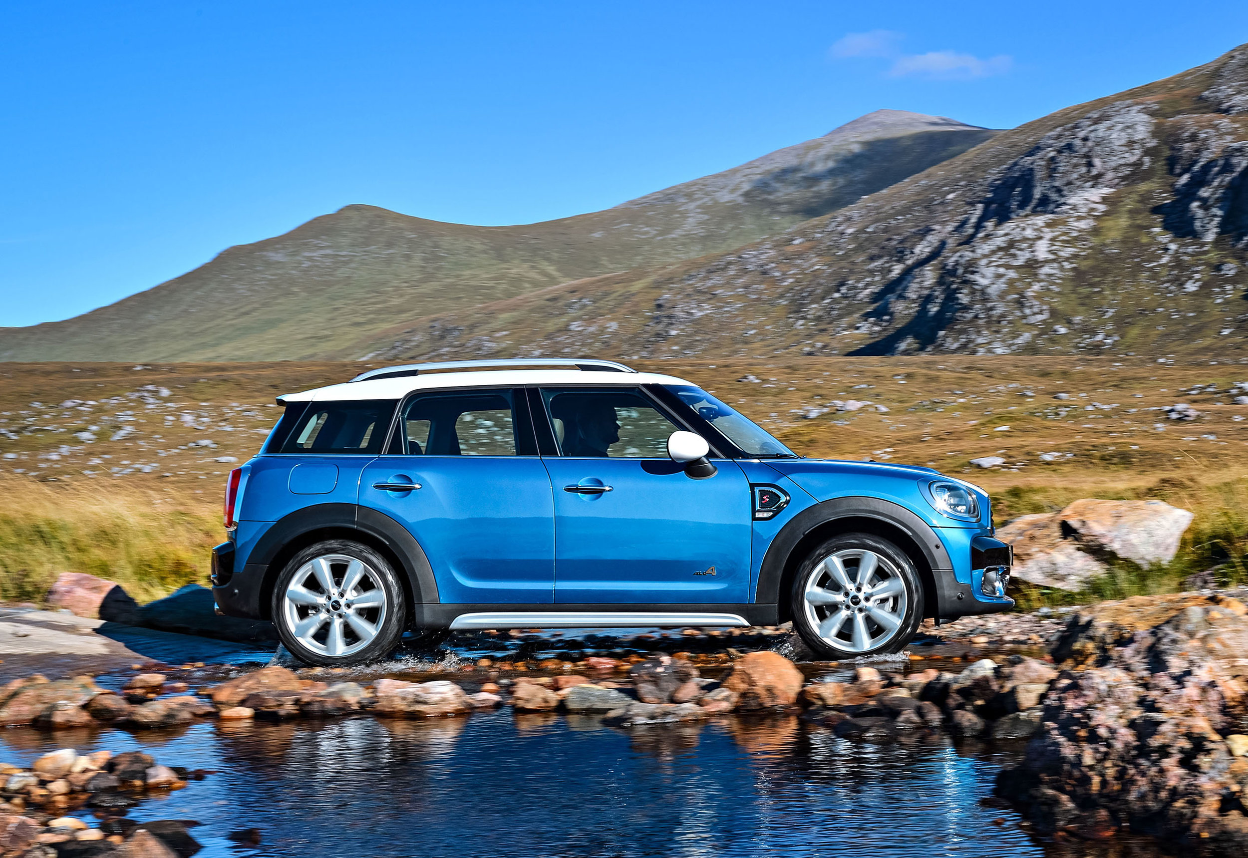P90240593_highRes_mini-cooper-s-countr.jpg