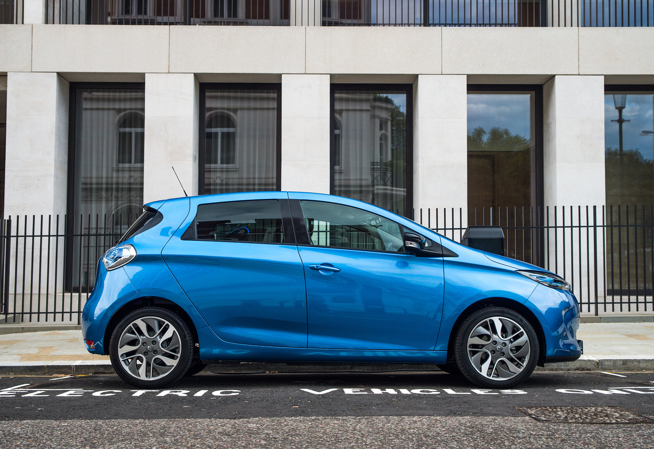 Renault announces pricing and specification for ZOE Z.E.4 EMBARGO 011116 07h00 UK time (2).jpg
