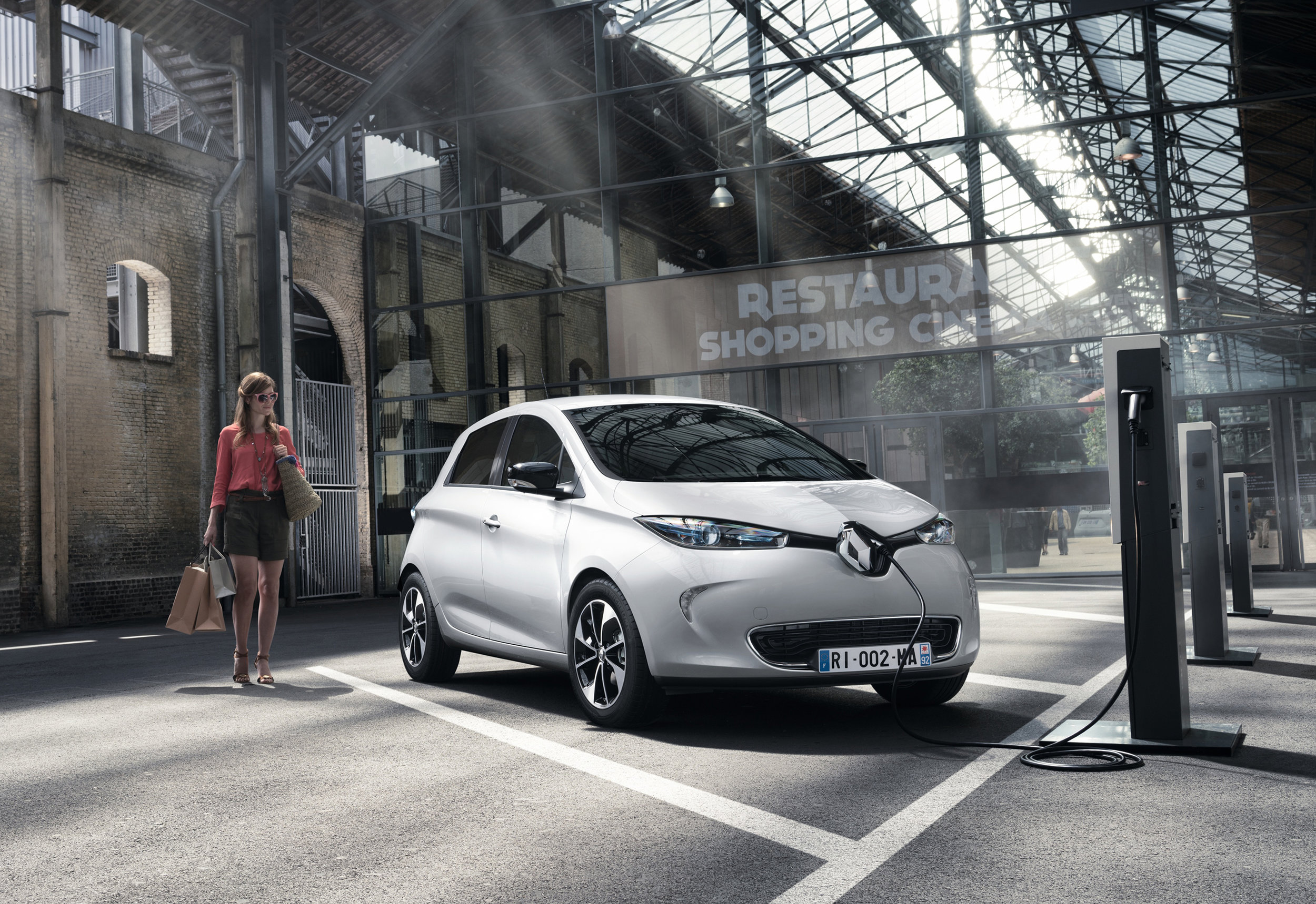 Renault announces pricing and specification for ZOE Z.E.4 EMBARGO 011116 07h00 UK time (7).JPG