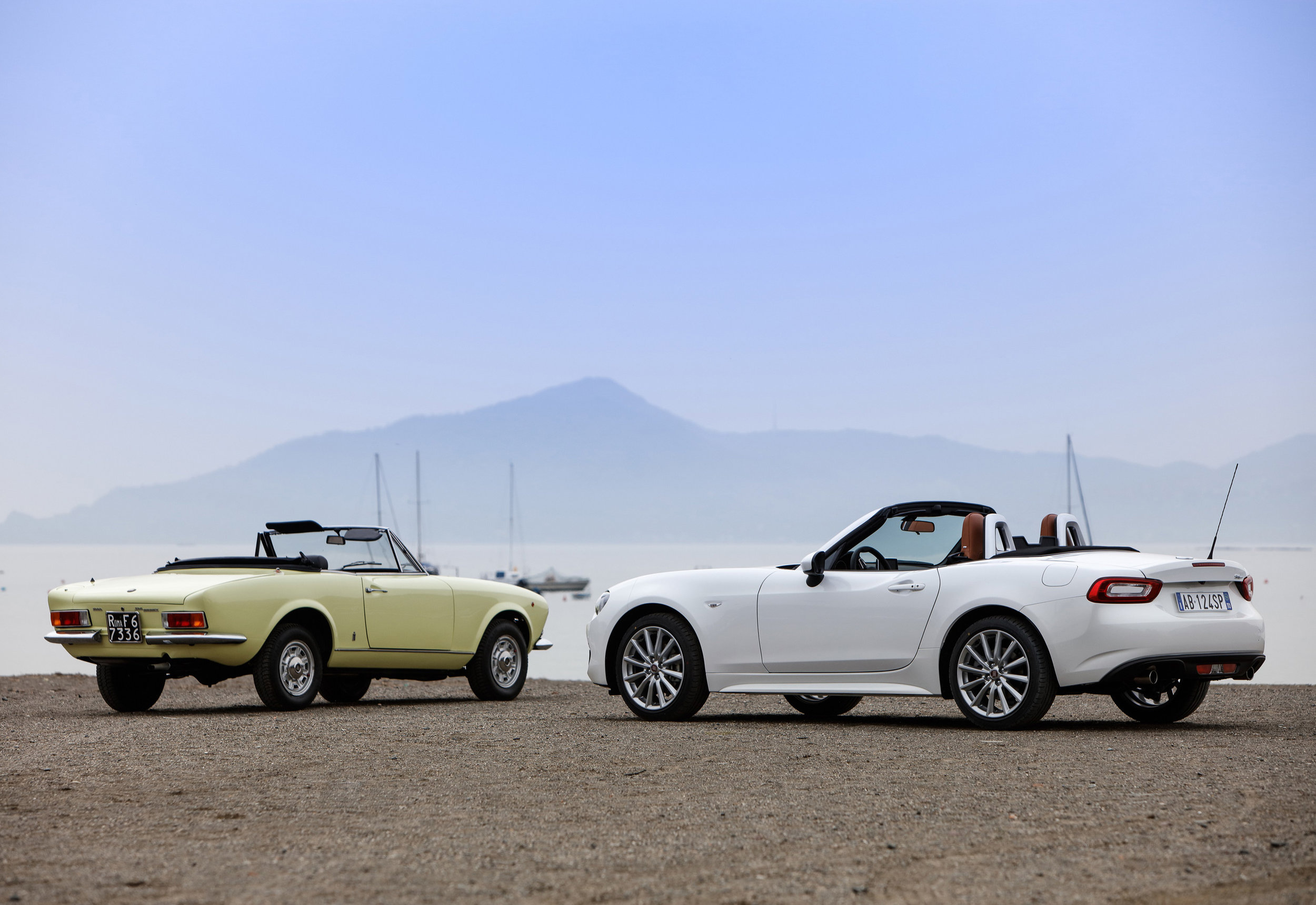 Classic-Fiat-124-Spider-and-New-Fiat-124-Spider_16.jpg