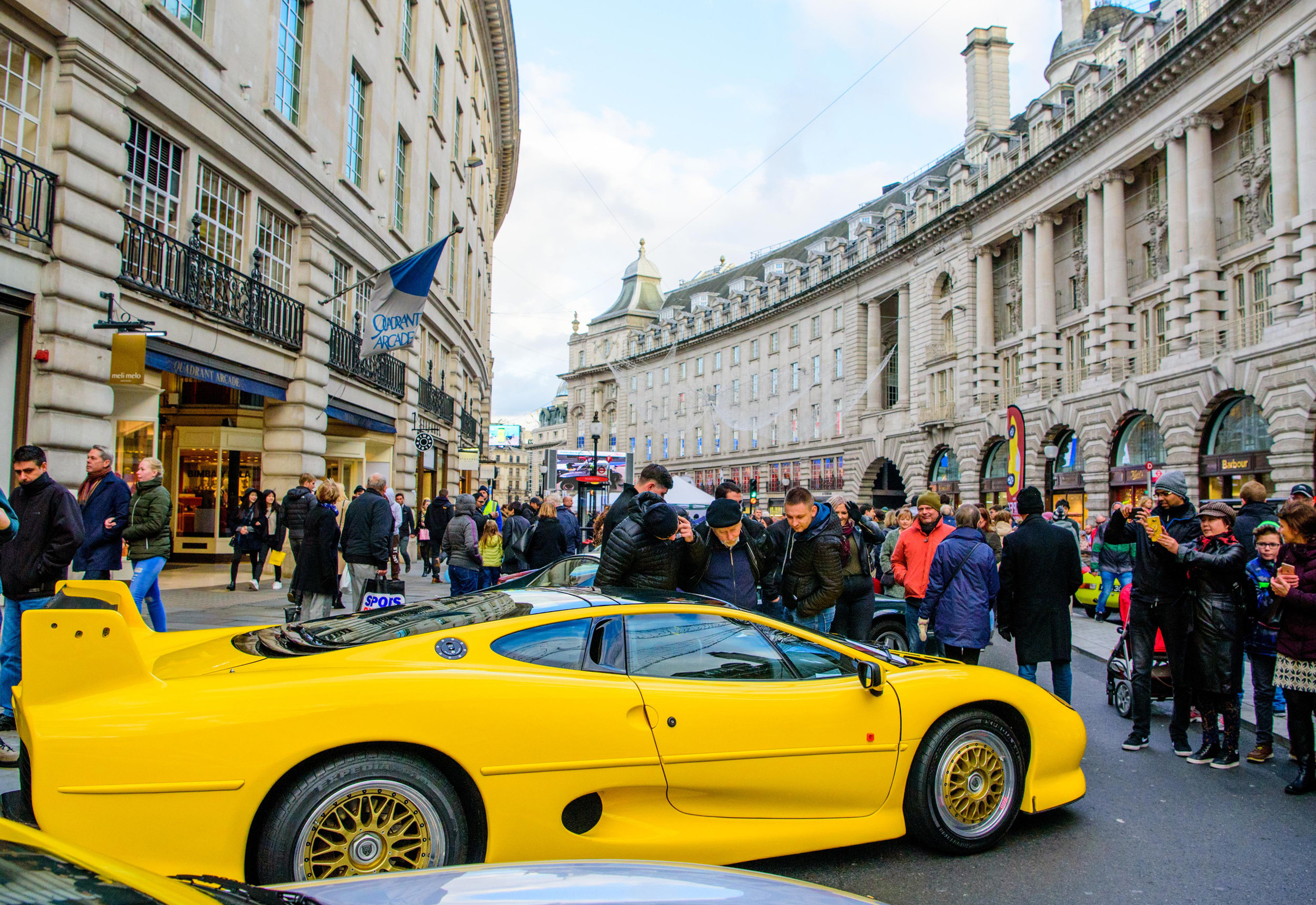 Jaguar-XJ220-attracts-attention-on-Regent-Street.jpg