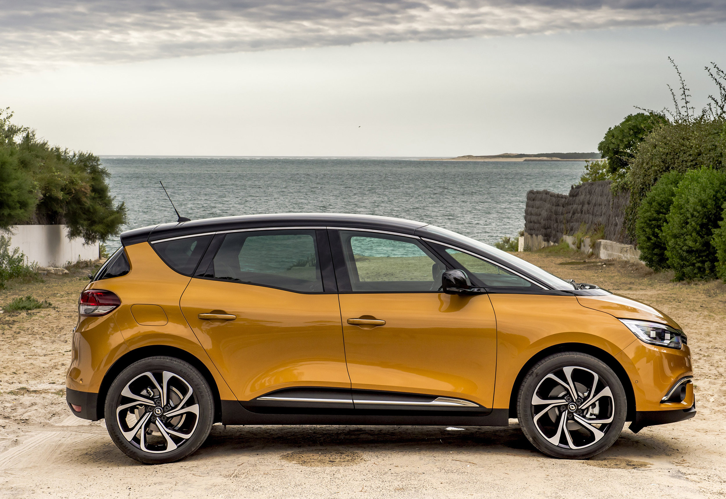 Renault-announces-pricing-and-specification-of-All-New-Scenic-and-Grand-Scenic-(8).jpg