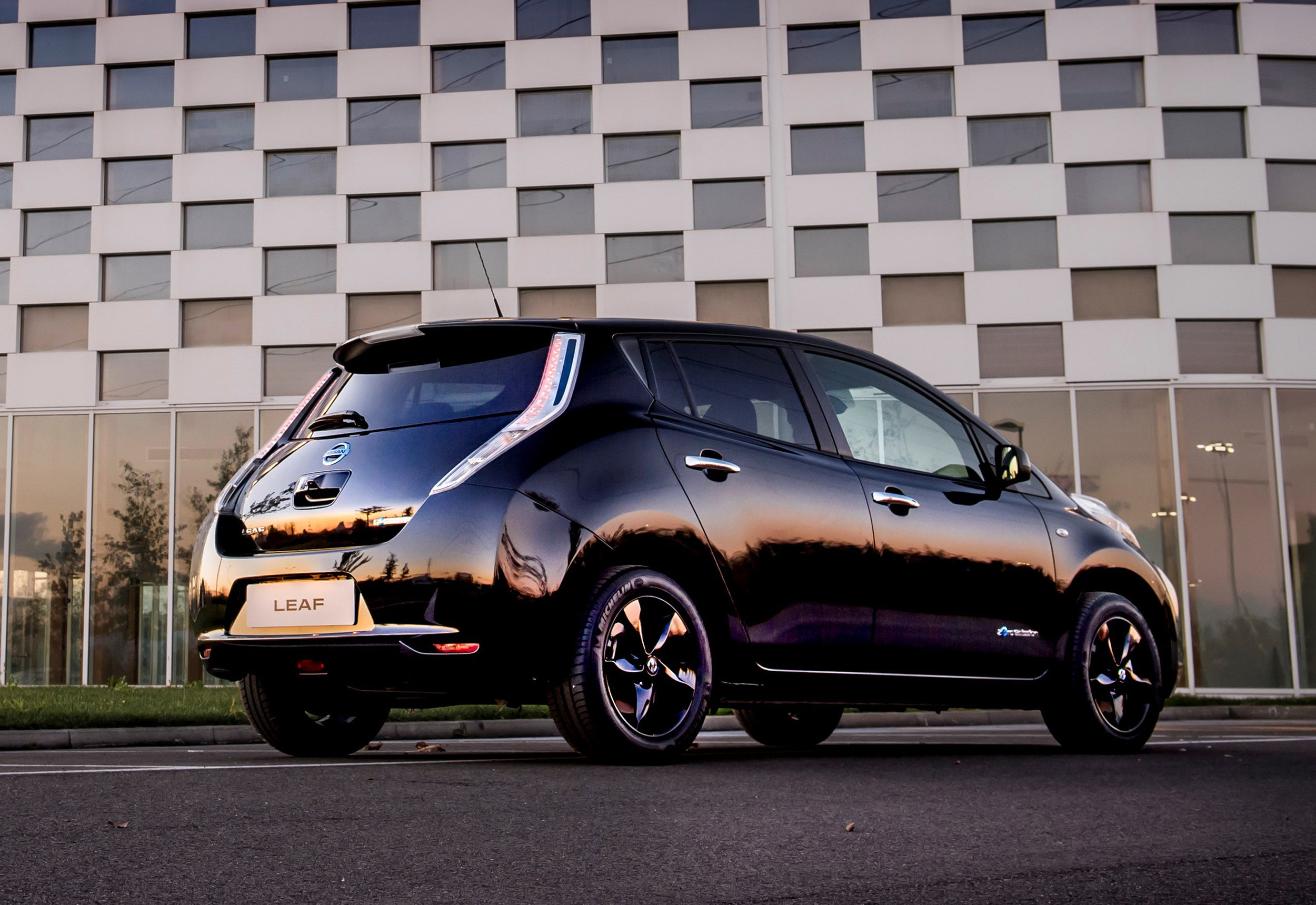 426160841_Nissan_reveals_stylish_new_LEAF_Black_Edition.jpg