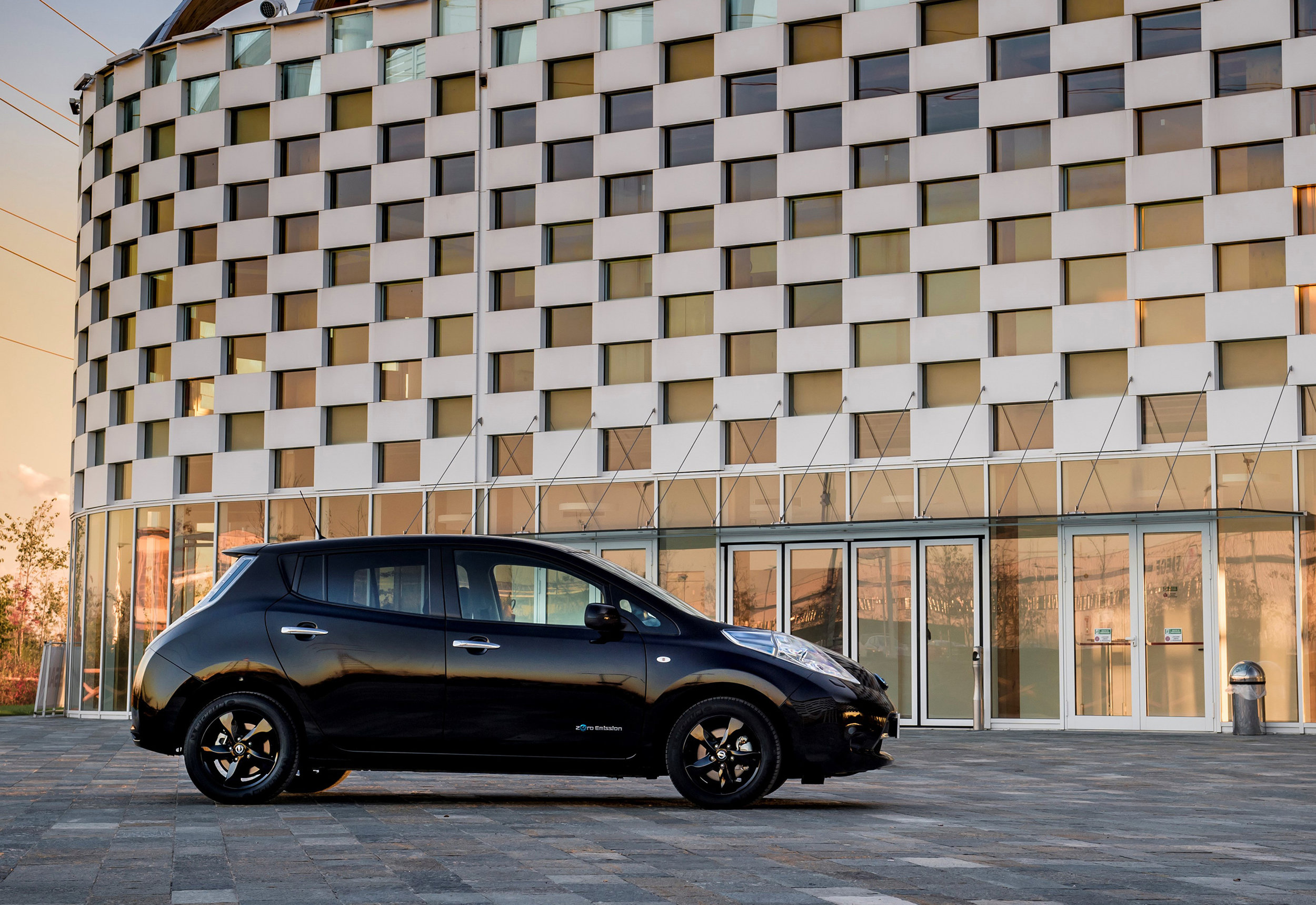 426160839_Nissan_reveals_stylish_new_LEAF_Black_Edition.jpg