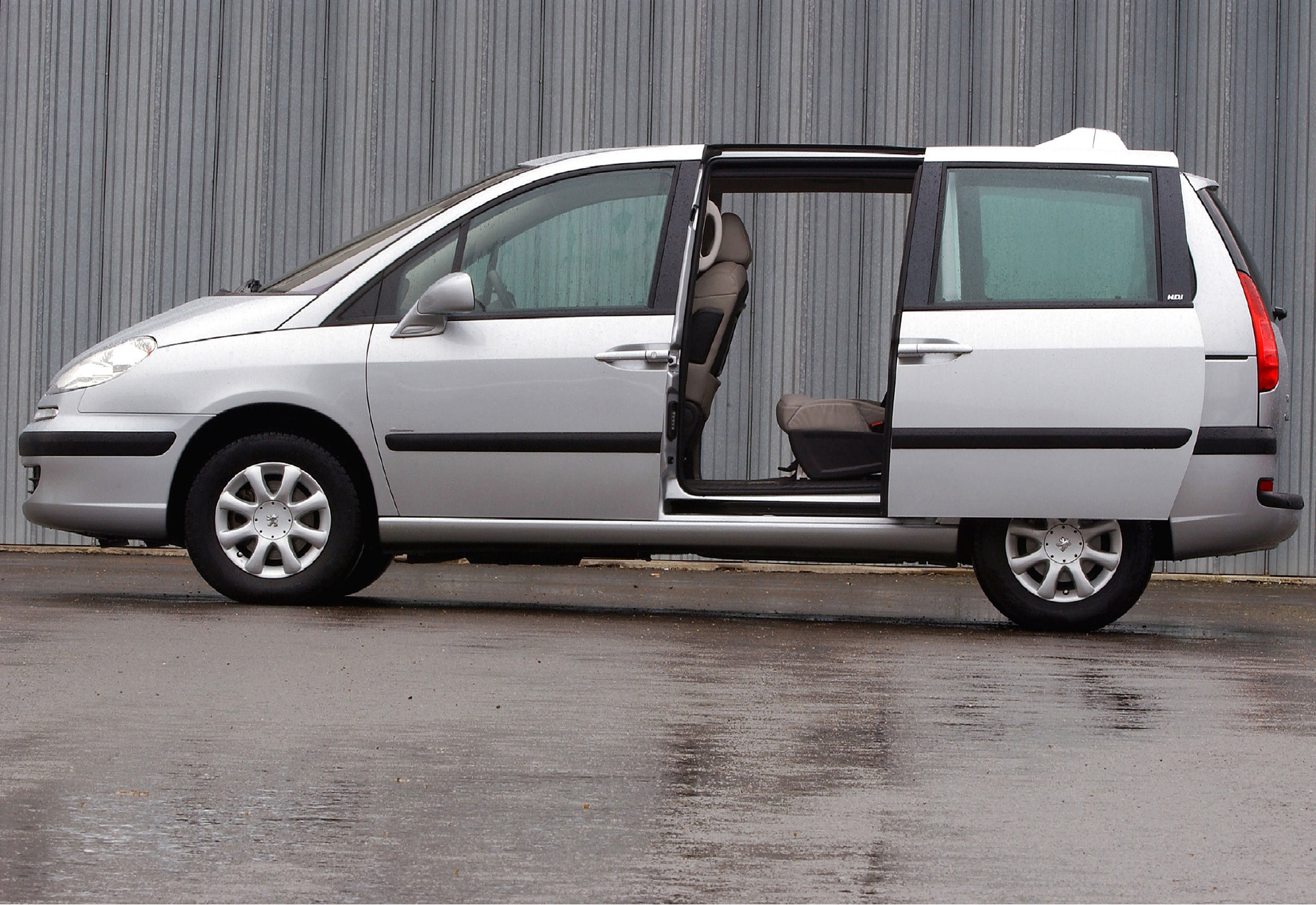 Peugeot 807 01.jpg