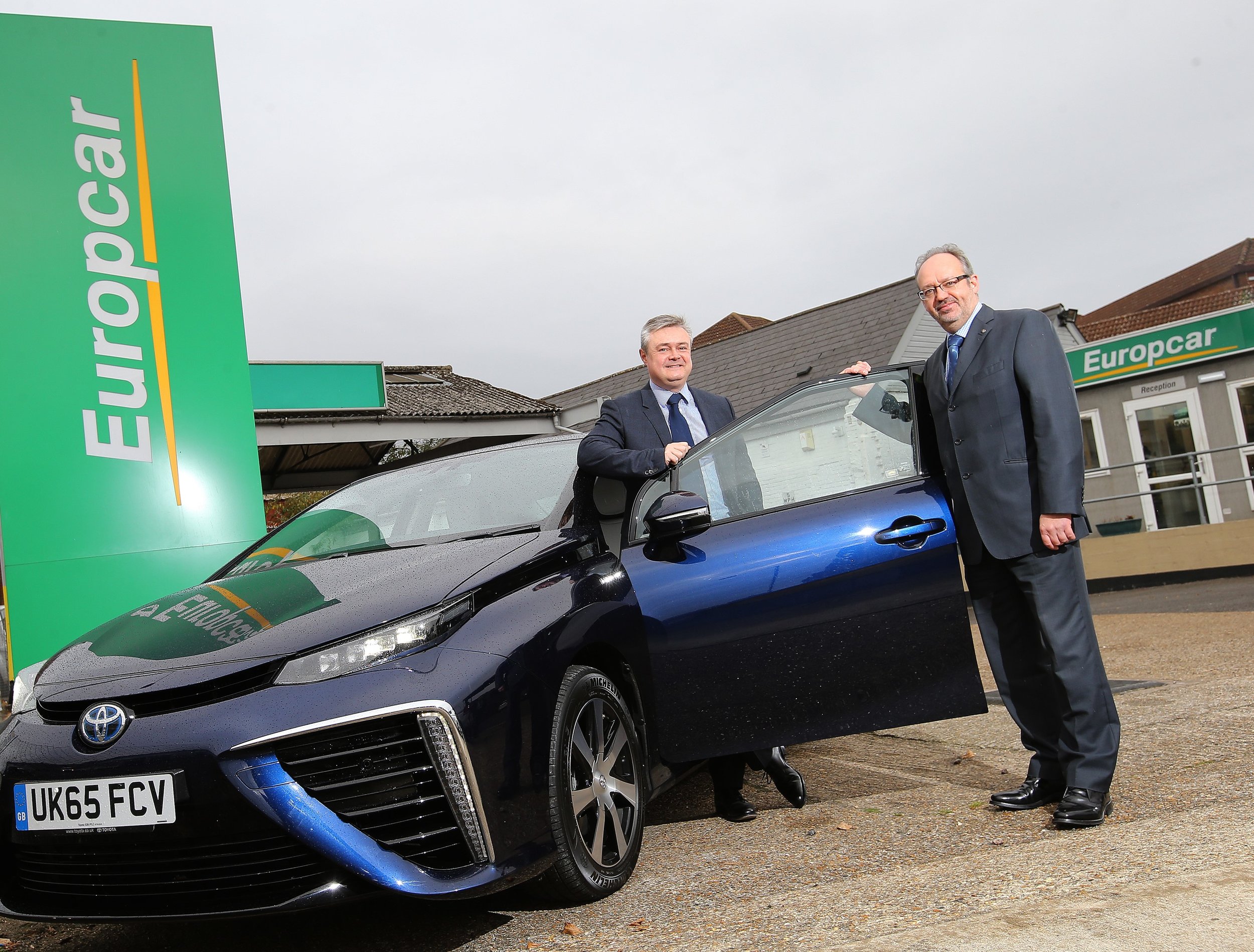 Gary-Smith-and-Jon-Hunt-with-Toyota-Mirai.jpg