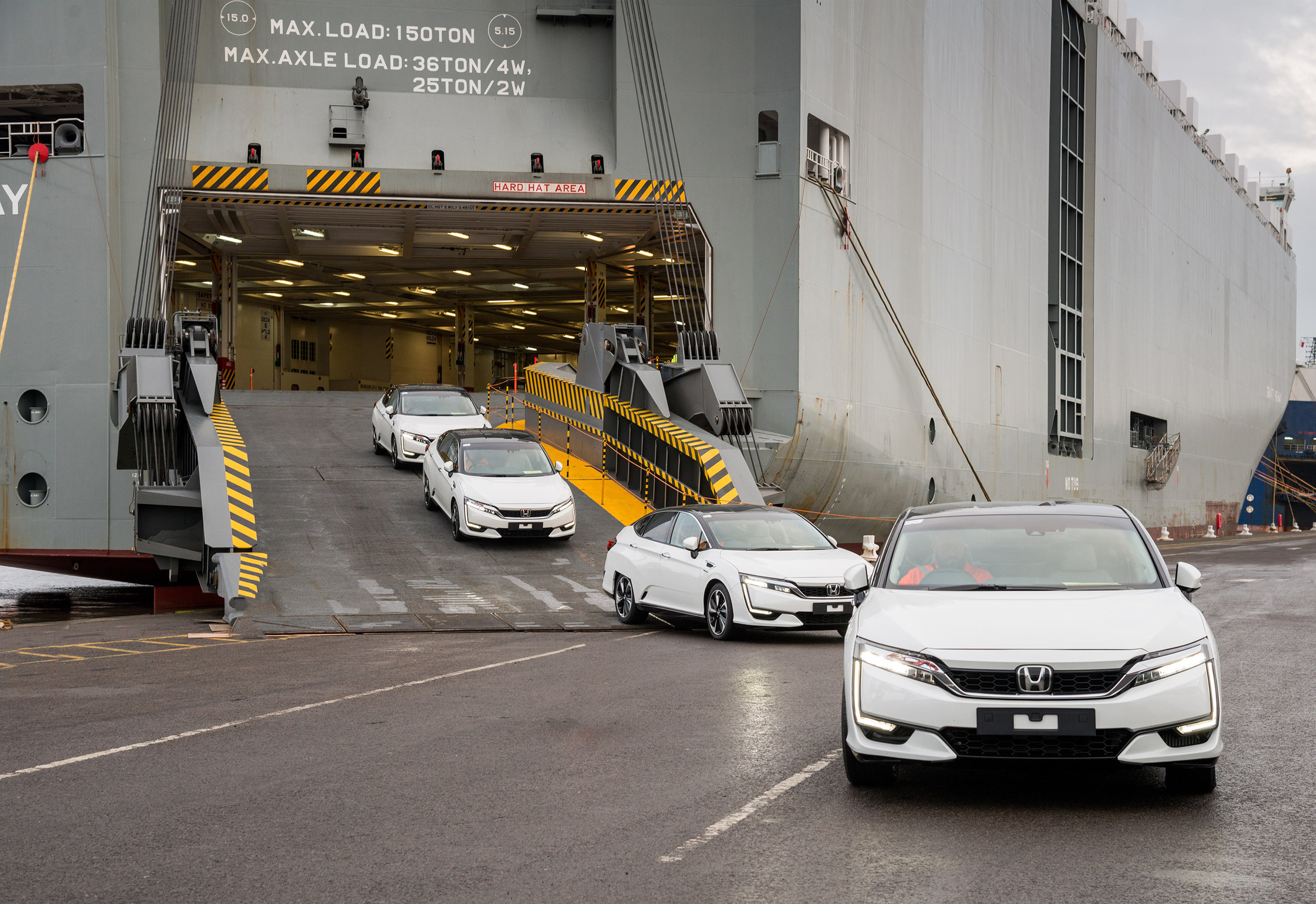 102256honda_100084_First_Honda_Clarity_Fuel_Cell_Arrives_in_Europe.jpg