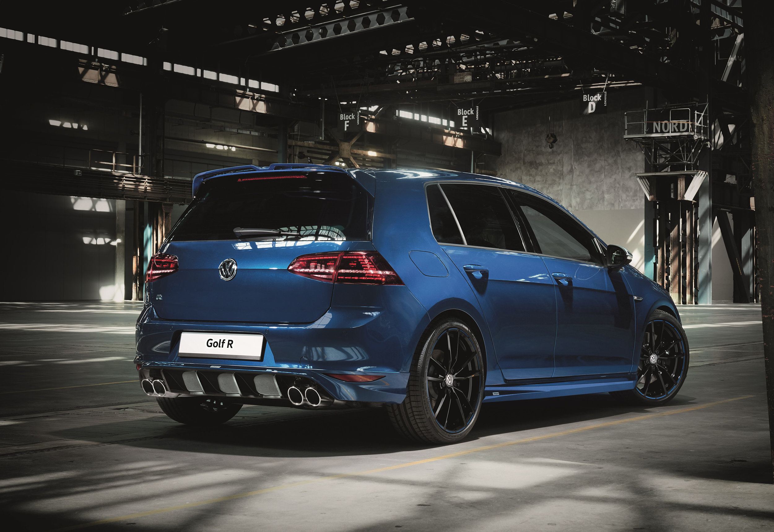Volkswagen-Performance-Golfs-and-Oettinger-R-back.jpg