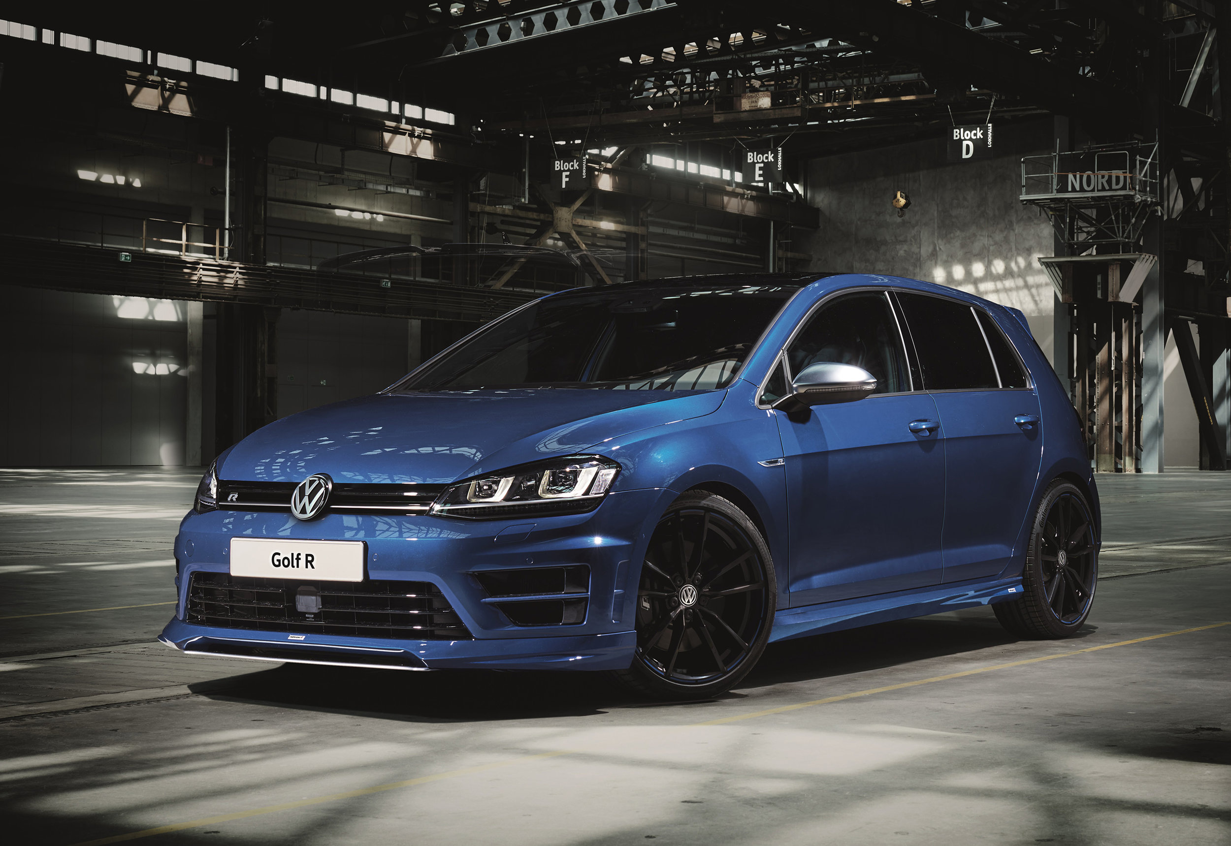 Volkswagen-Performance-Golfs-and-Oettinger-R-front.jpg
