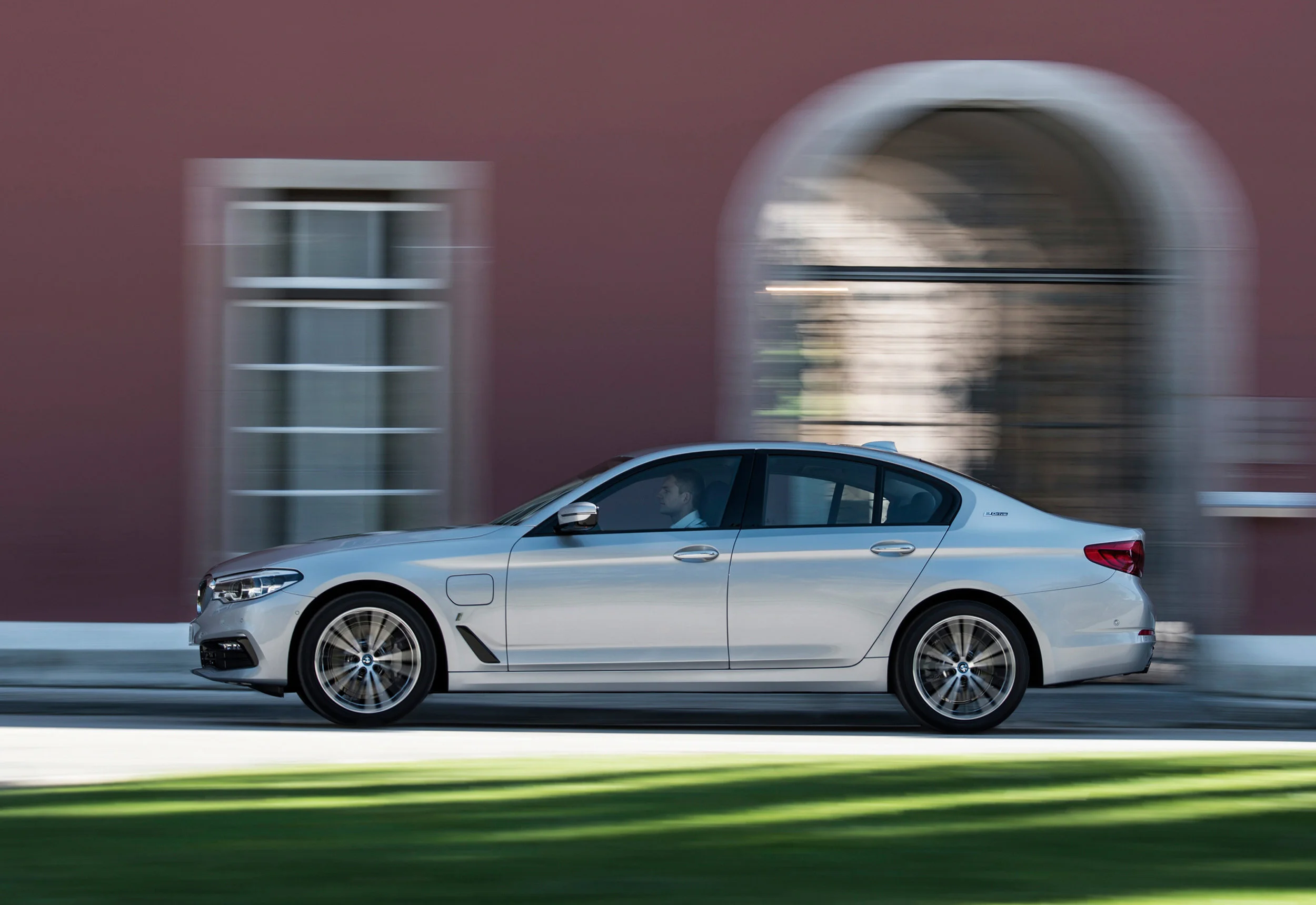 Plug-in hybrid BMW 530e unveiled — New Car Net