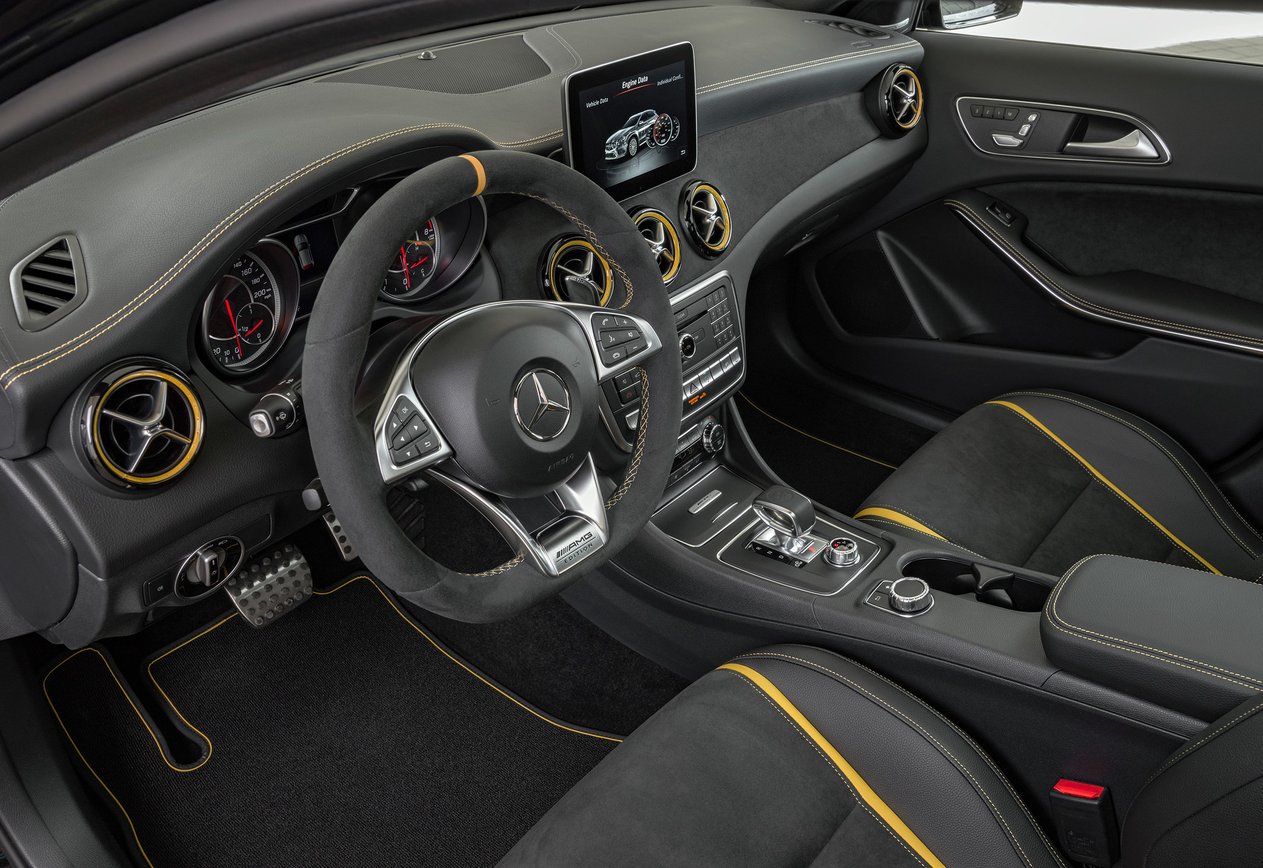 Mercedes-AMG-GLA-45-Yellow-Night-Edition-int.jpg