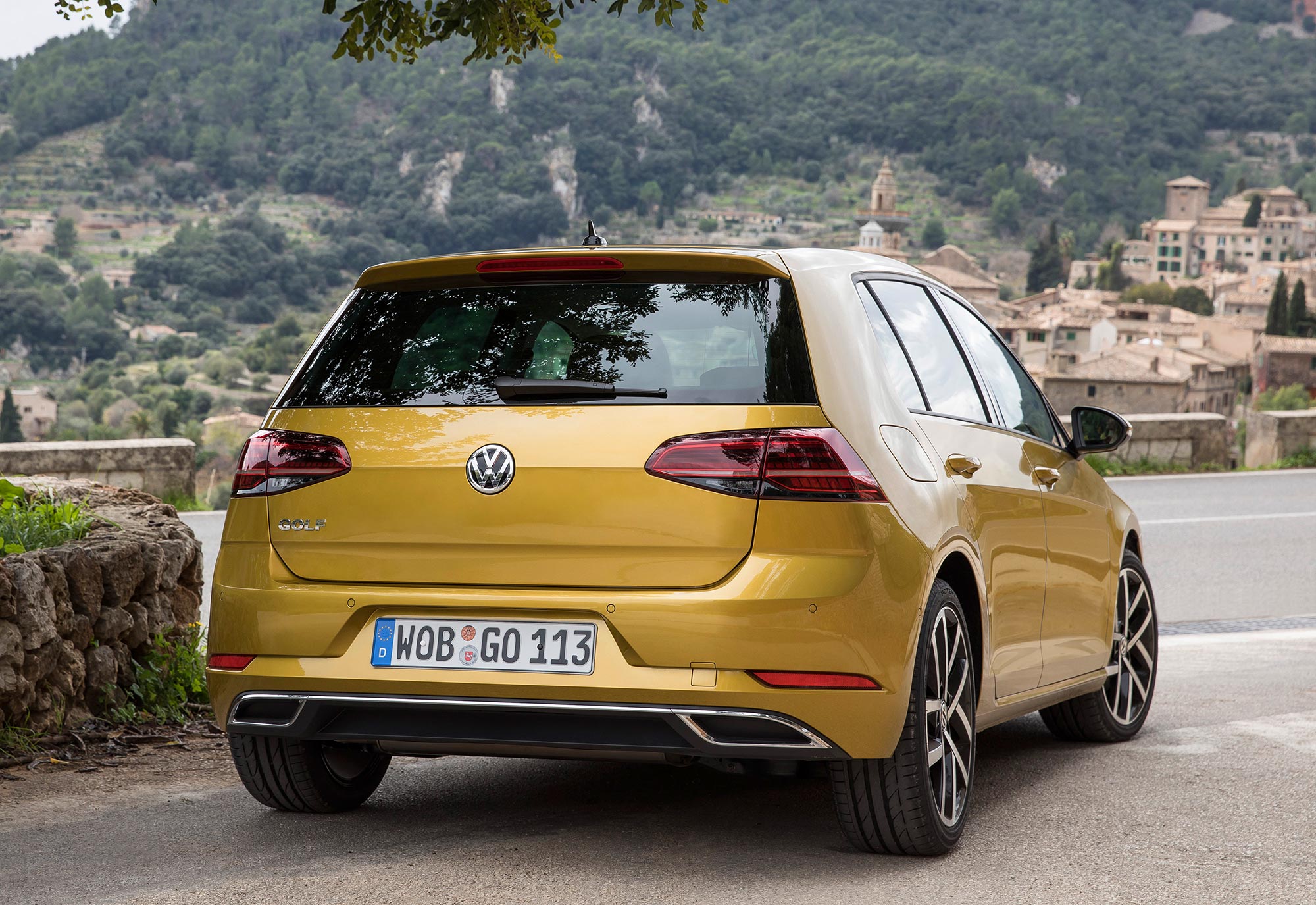 New-Volkswagen-Golf-2017-(2).jpg