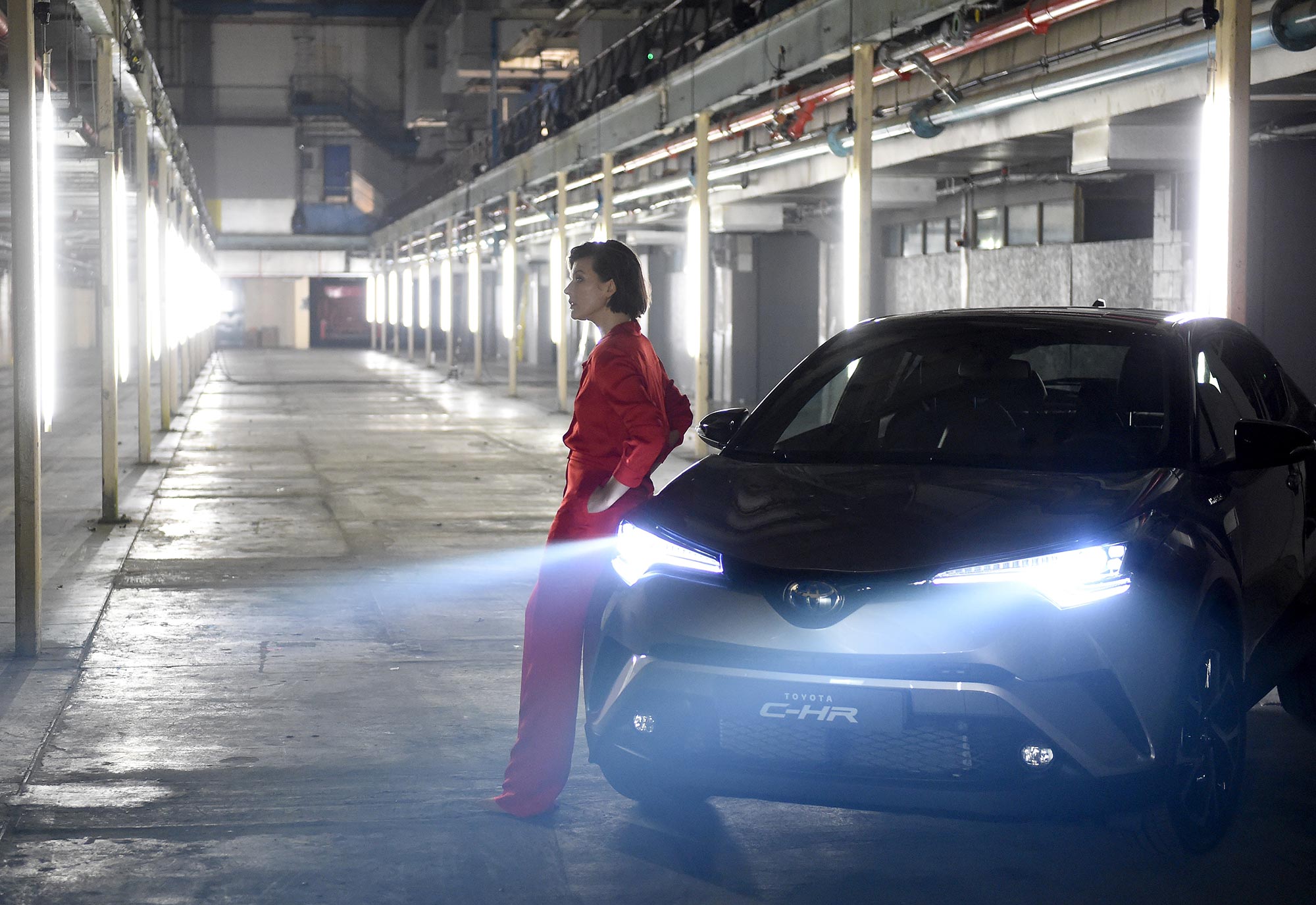 Milla-Jovovich-Toyota-C-HR-7.jpg