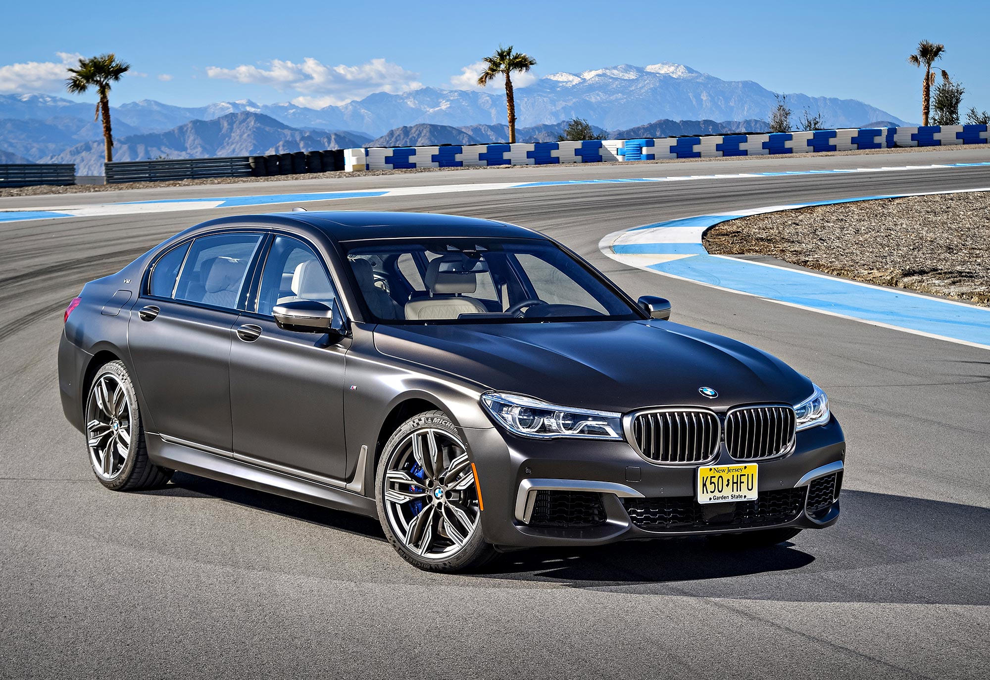 P90246874_highRes_bmw-m760li-xdrive-on.jpg