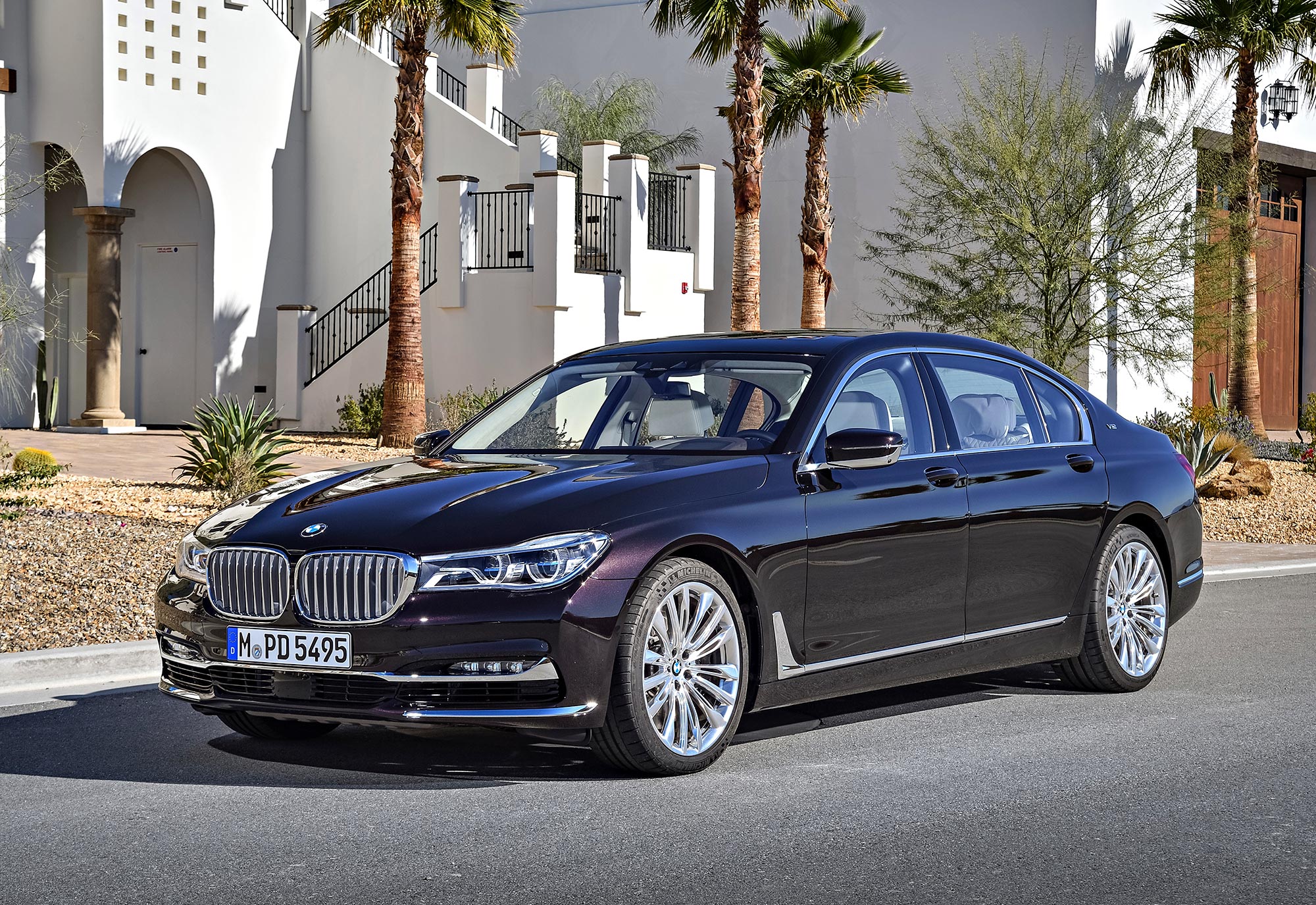 P90246941_highRes_bmw-m760li-xdrive-v1.jpg