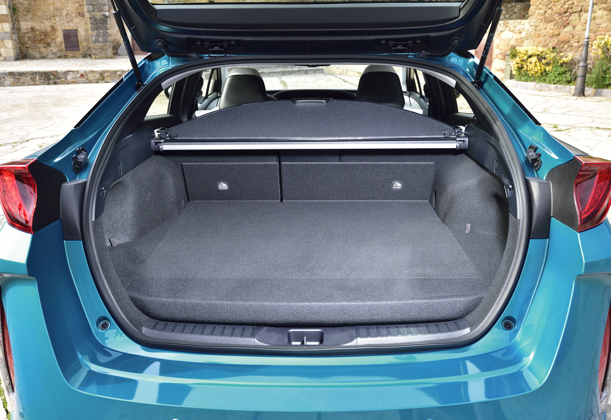 2017_PRIUS_PHV_Aqua_Interior_09.jpg
