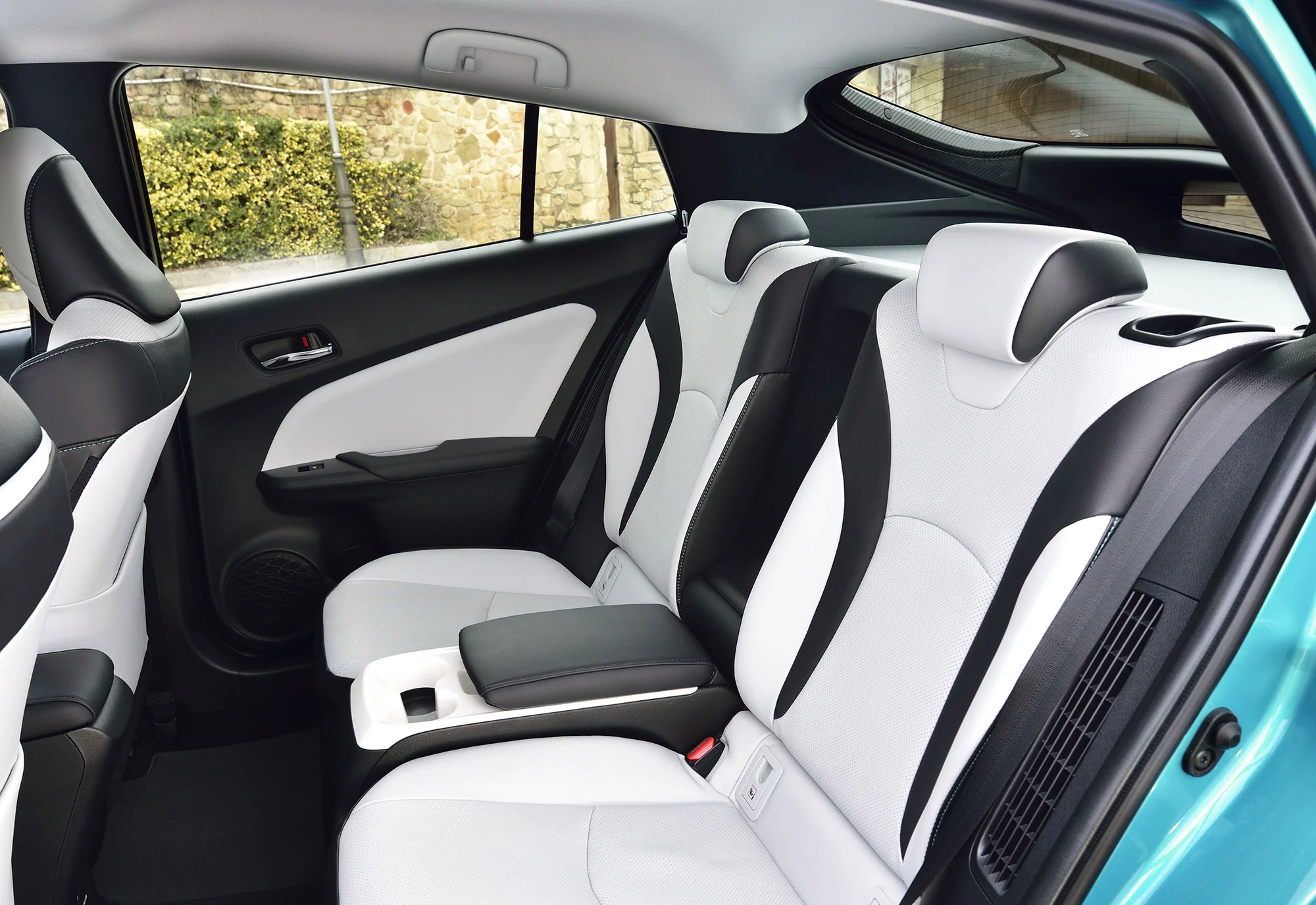 2017_PRIUS_PHV_Aqua_Interior_06.jpg