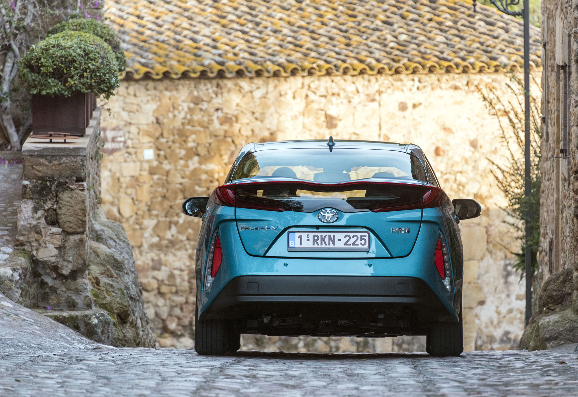 2017_PRIUS_PHV_Aqua_Dynamic_26.jpg