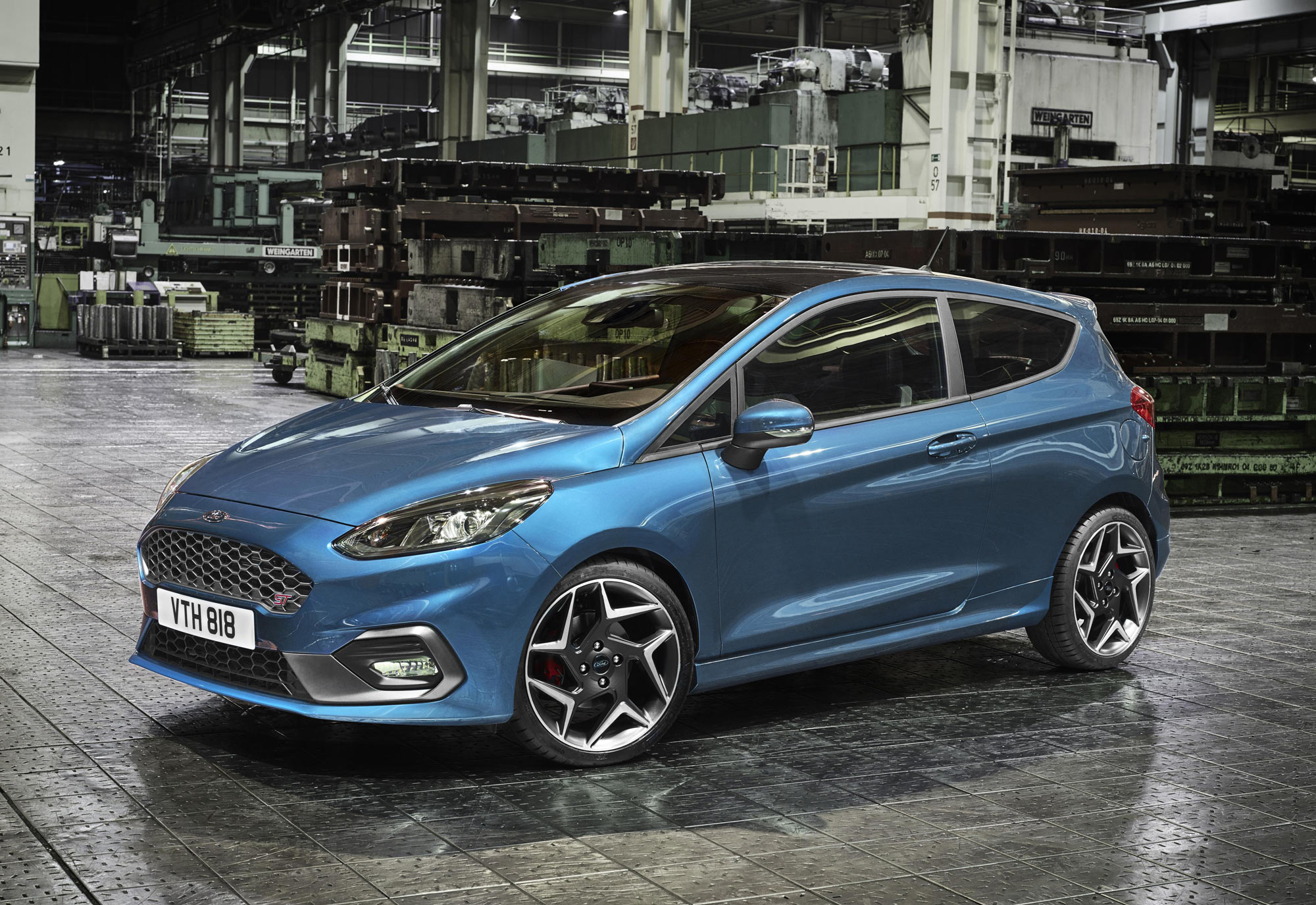 FORD_2017_Fiesta_ST_02.jpg