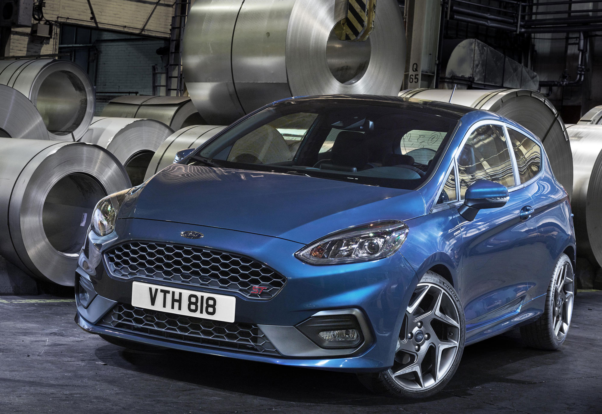 FORD_2017_Fiesta_ST_01.jpg