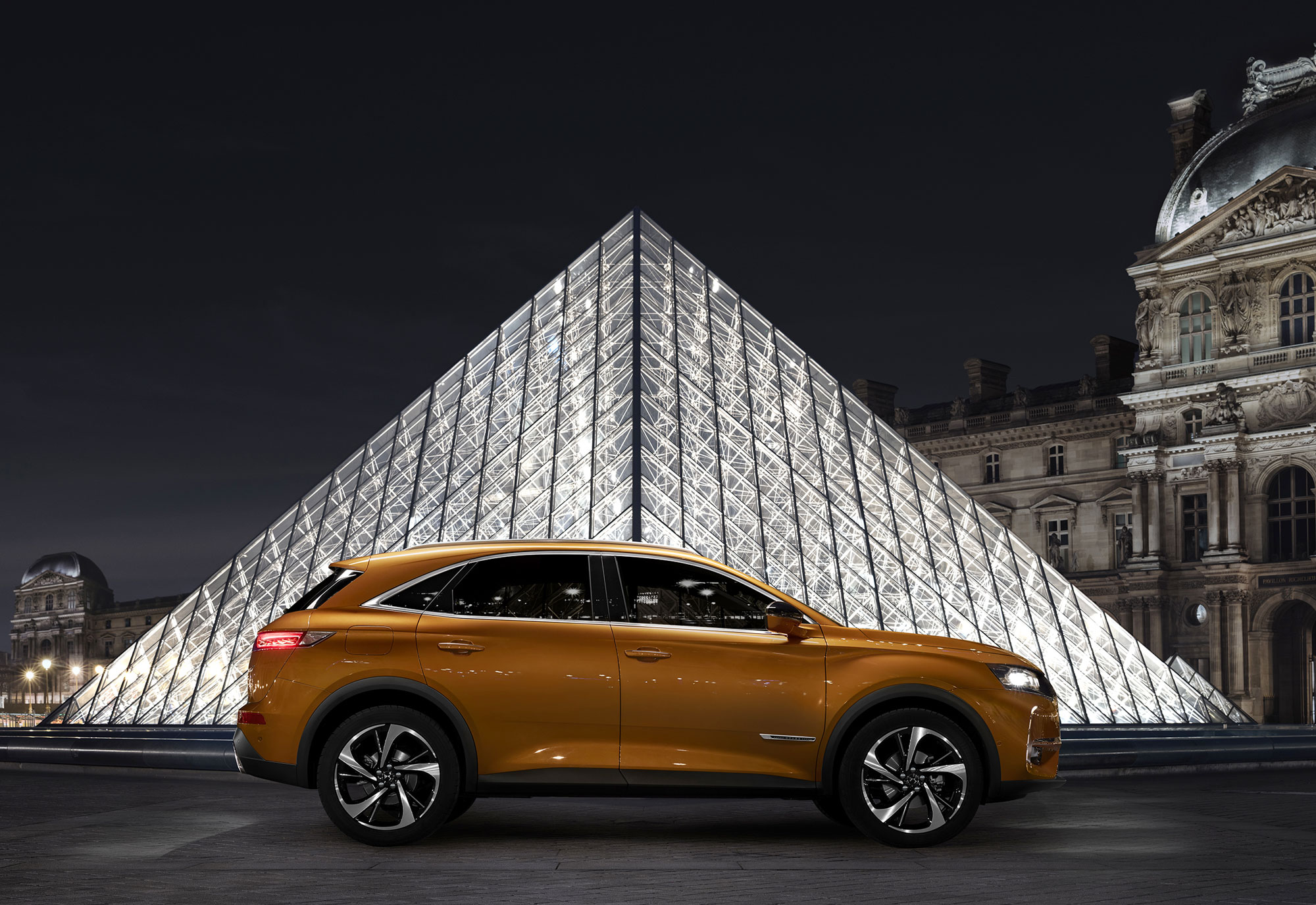 20170228-DS-7-CROSSBACK-Side-at-Musee-du-Louvre.jpg