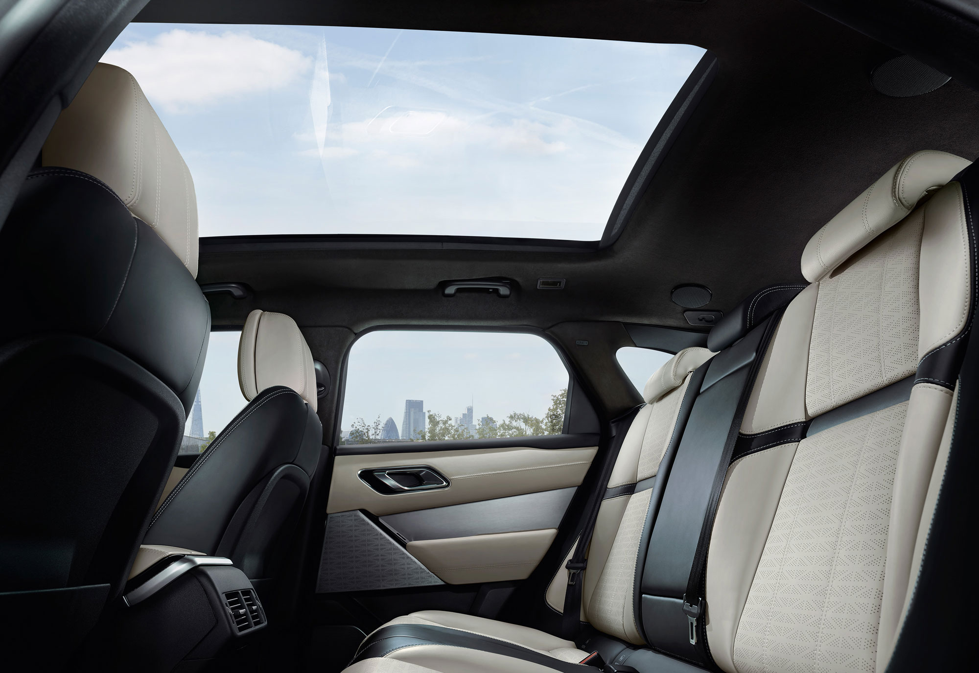 RR_Velar_18MY_280_GLHD_FIXED_Interior_010317.jpg