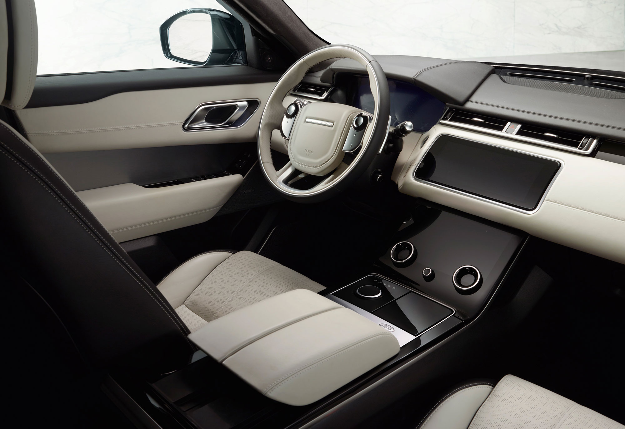 RR_Velar_18MY_271_GLHD_Interior_010317.jpg