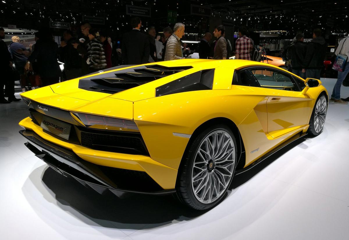 Lamborghini-Aventador-S-(3).jpg