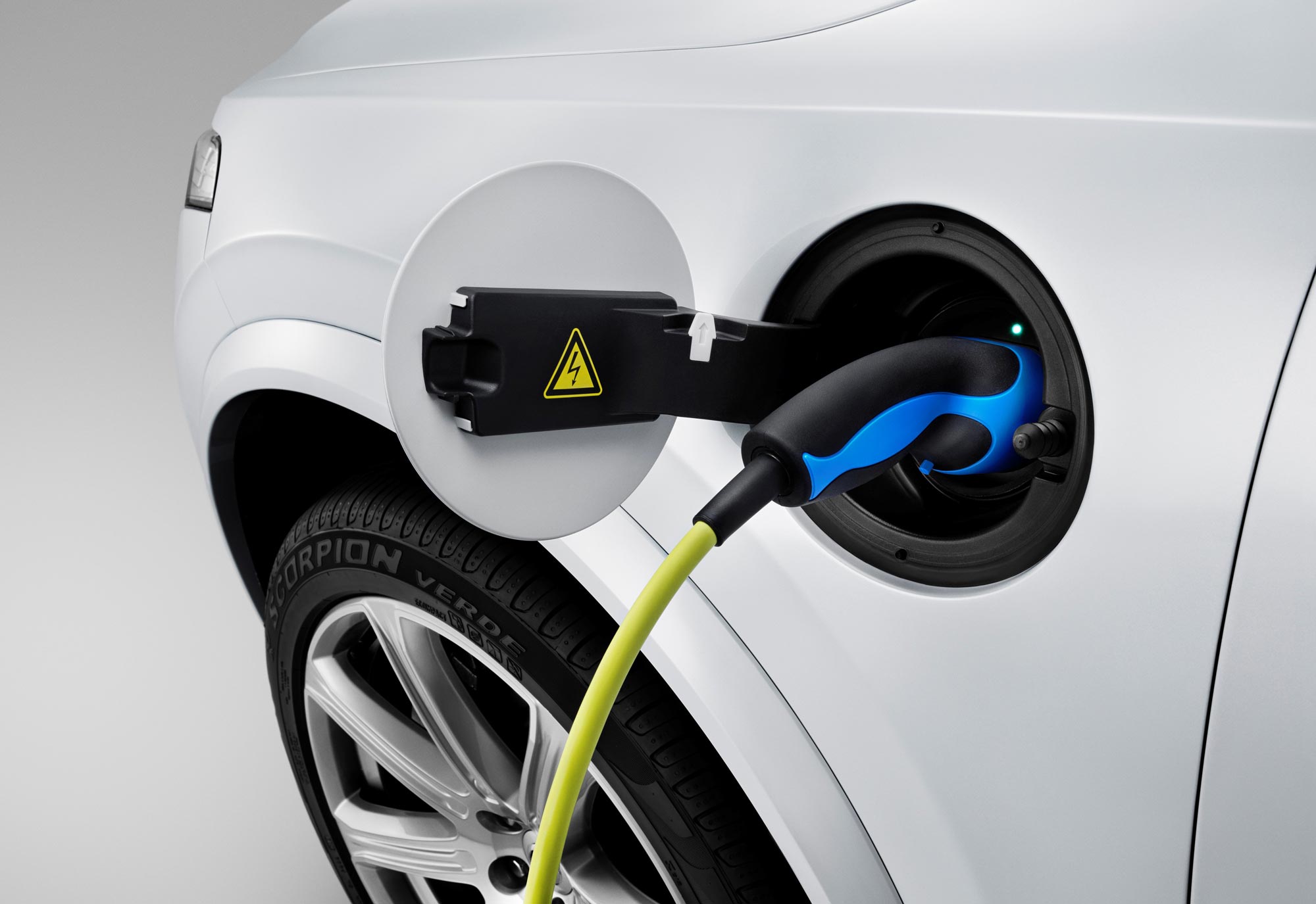 150060_The_all_new_Volvo_XC90_Charging.jpg
