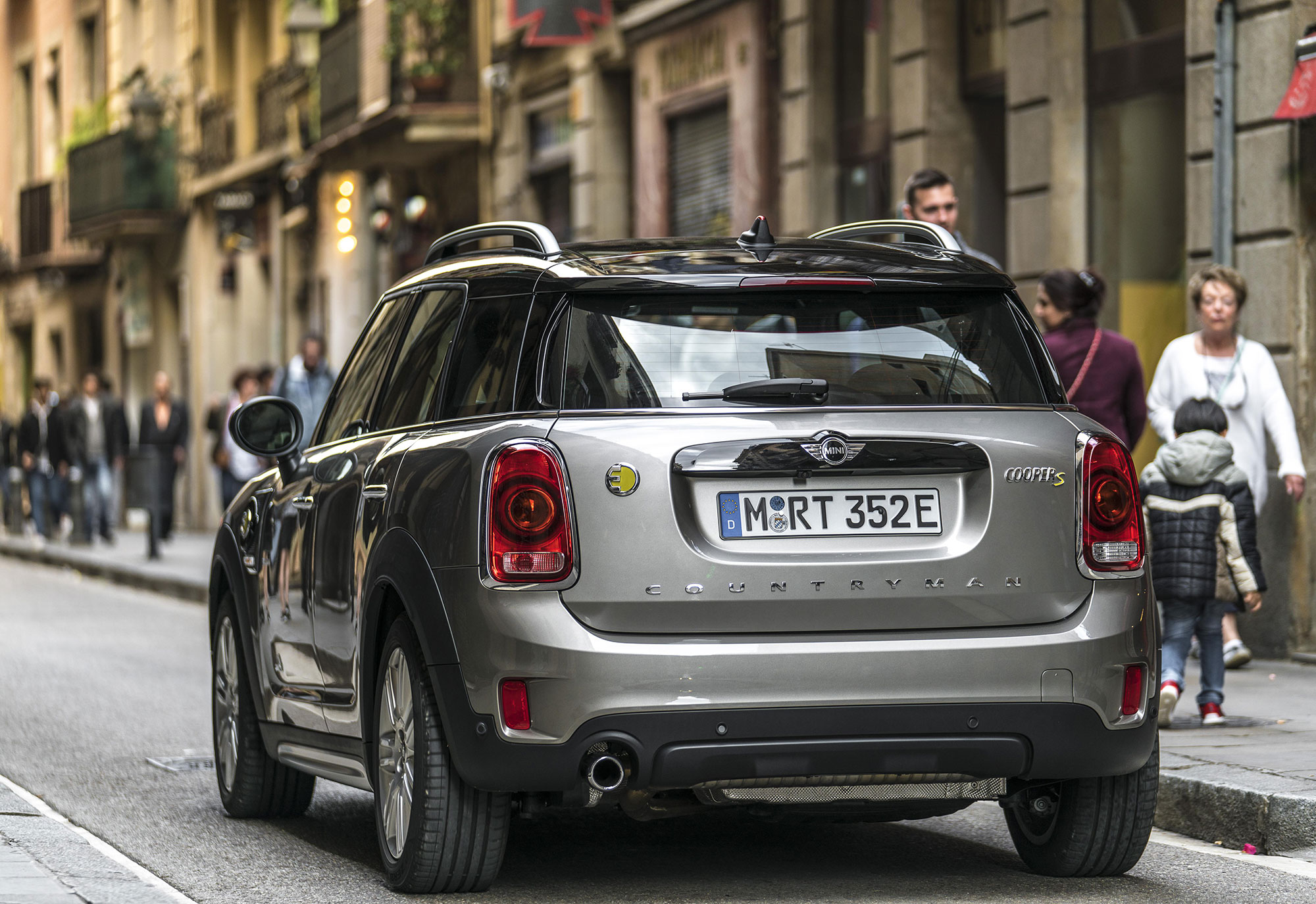 P90257575_highRes_mini-cooper-s-e-coun.jpg