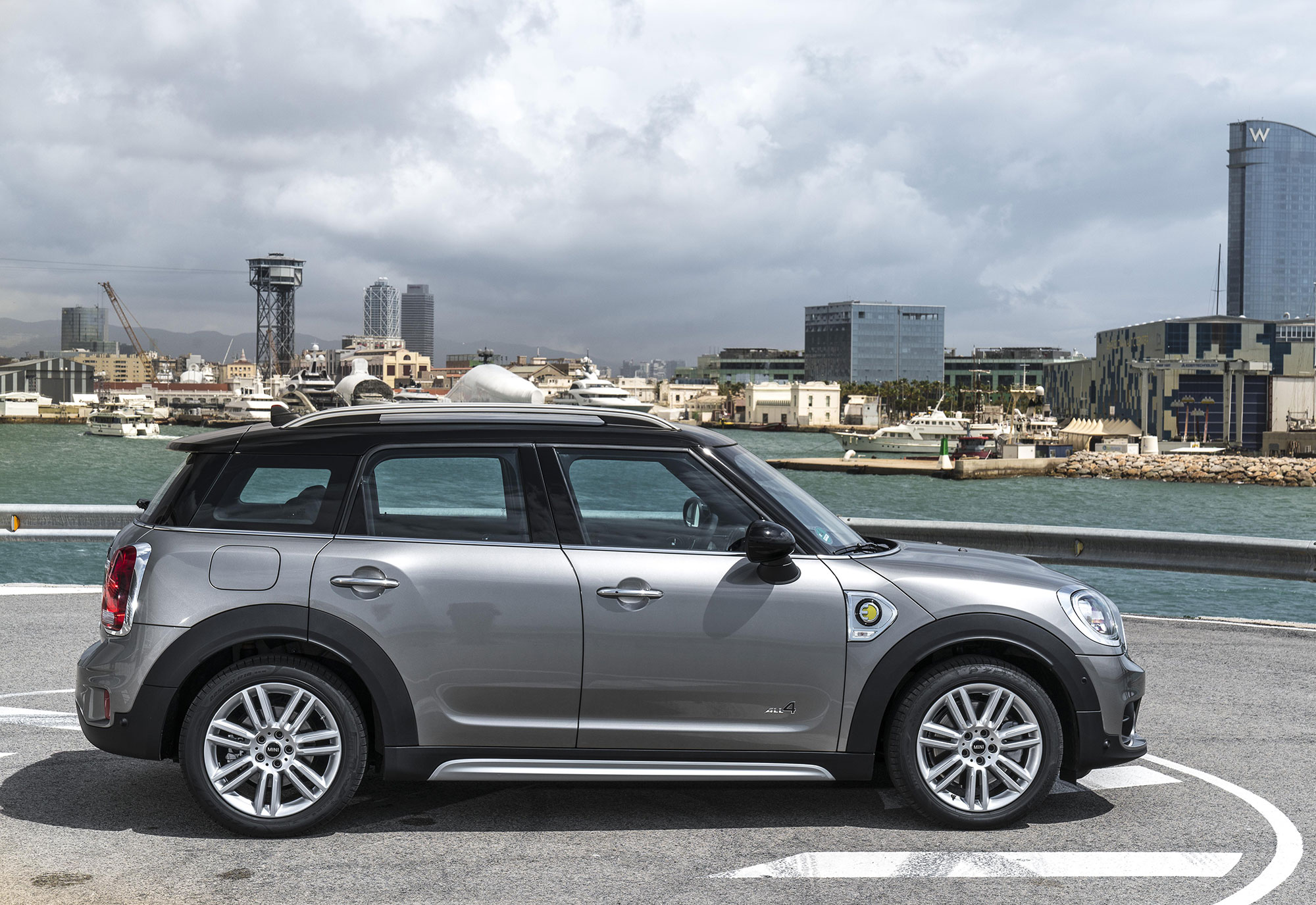 P90257583_highRes_mini-cooper-s-e-coun.jpg