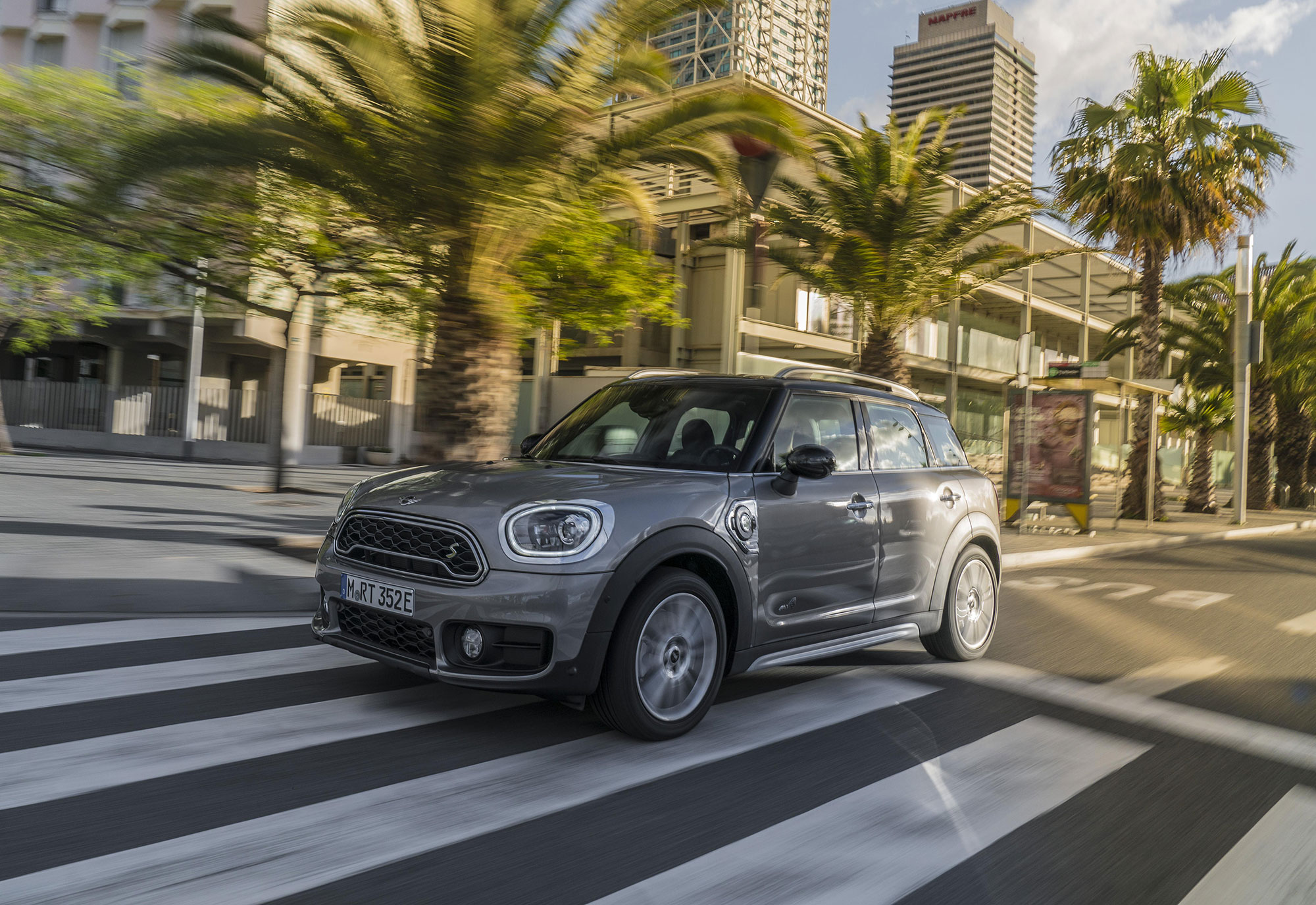 P90257650_highRes_mini-cooper-s-e-coun.jpg